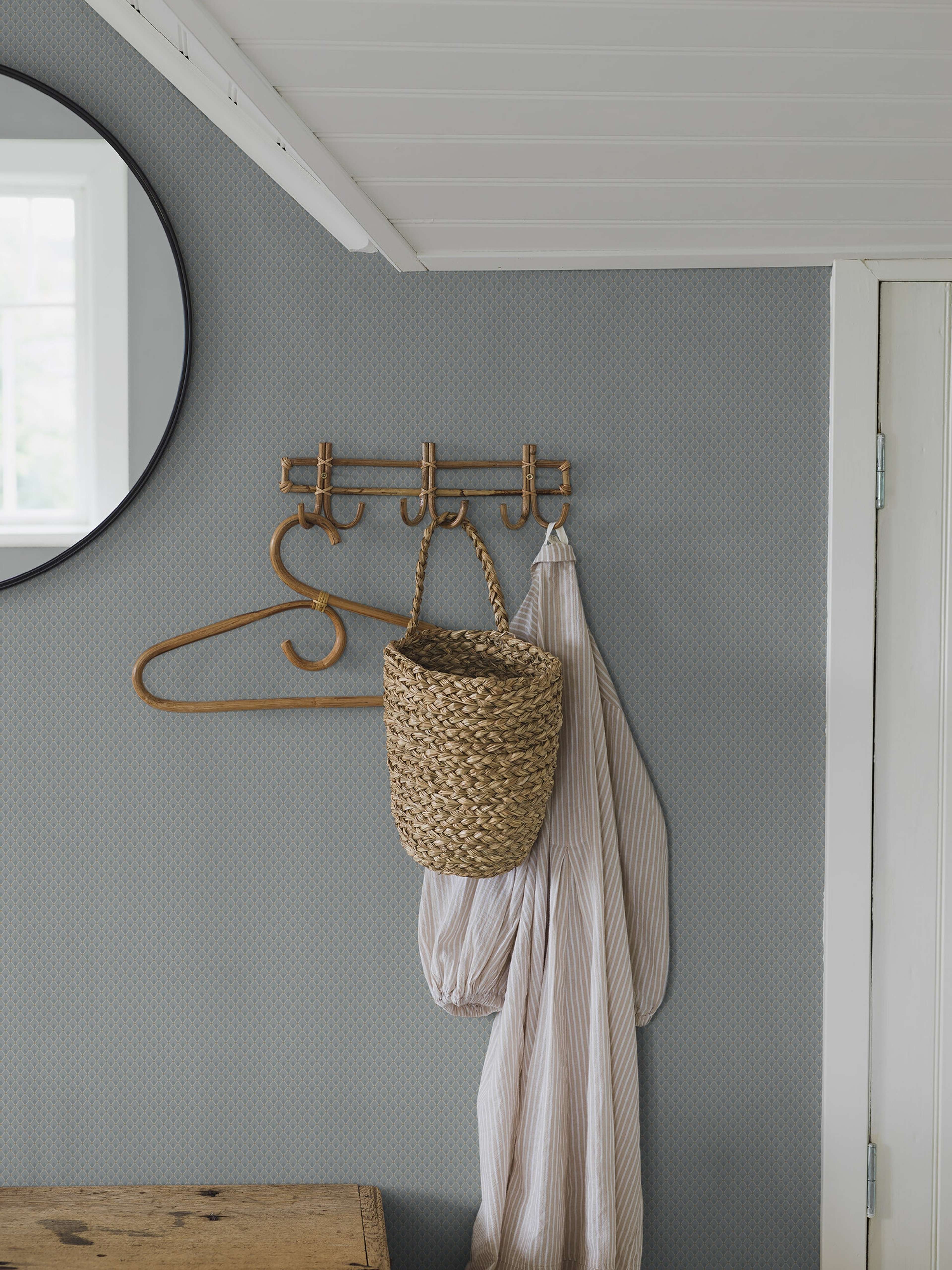 Fredrika tapet med trellis mönster i blå och beige. Från kollektionen timeless traditions. Nonwoven-material med rak passning.