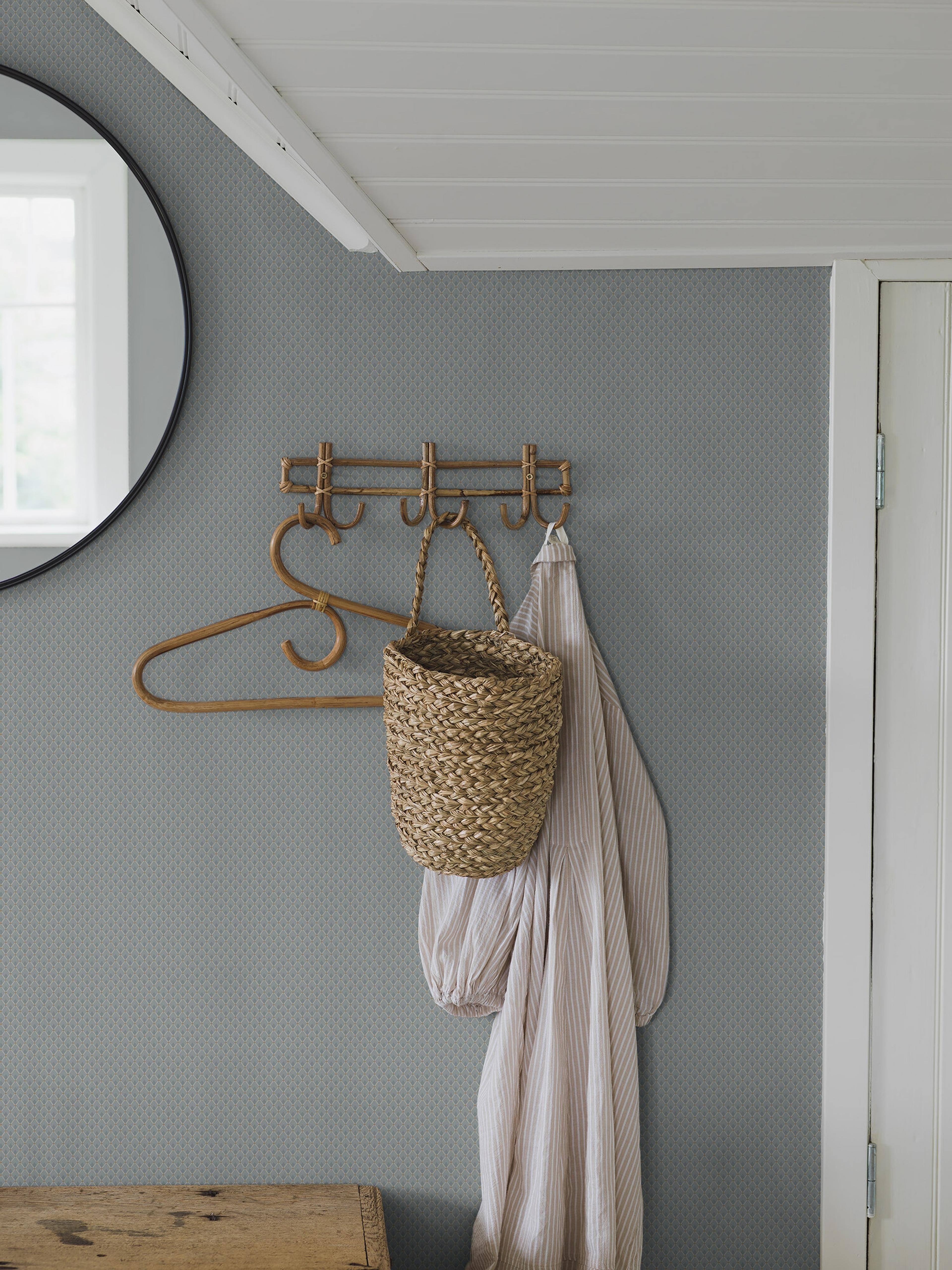 Fredrika tapet med trellis mönster i blå och beige. Från kollektionen timeless traditions. Nonwoven-material med rak passning.