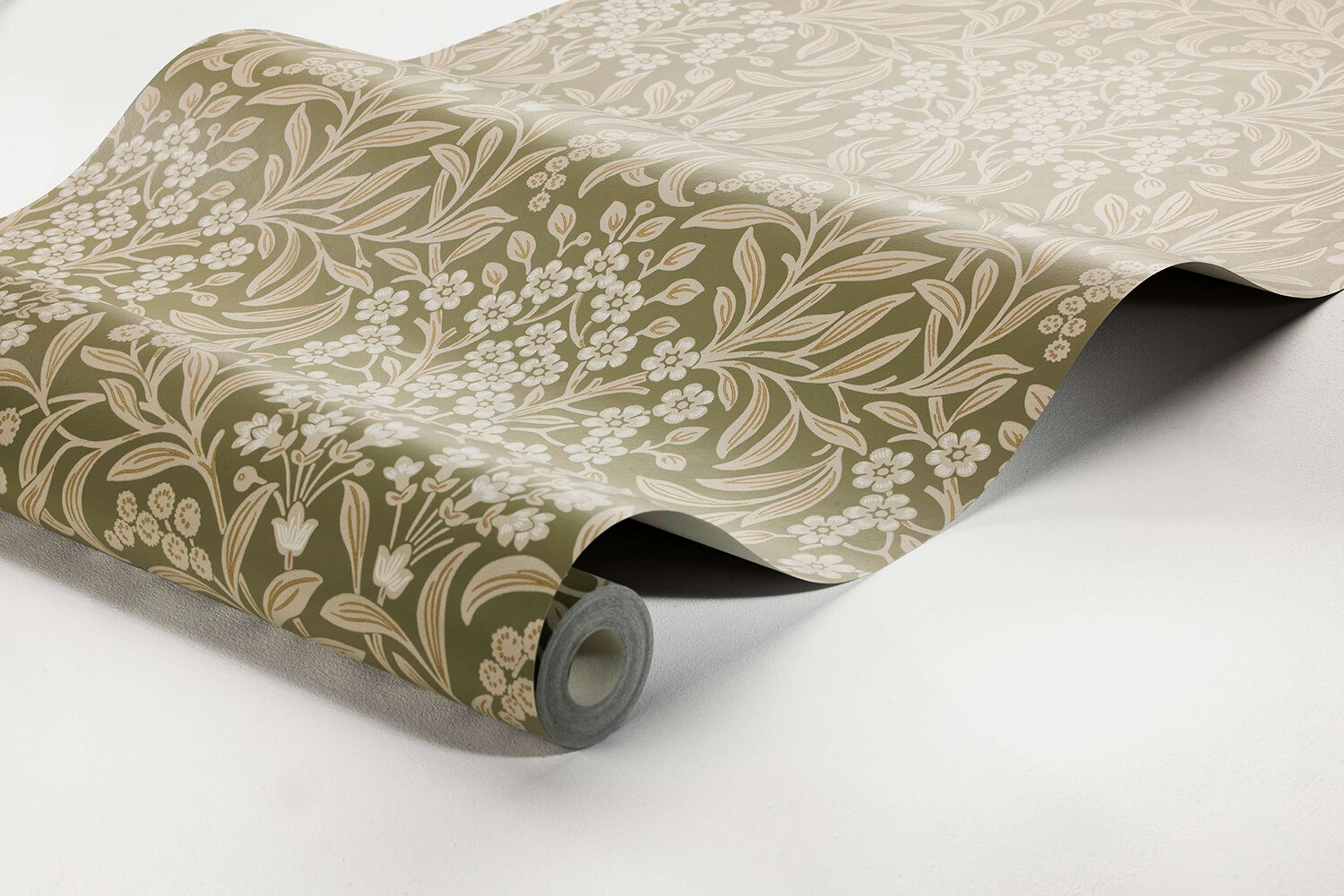 Kryddhyllan tapet med botaniskt, blommigt mönster i grön. Från kollektionen Alla Tiders Hus. Nonwoven-material med rak passning. Passar i vardagsrum, matsal och kök.
