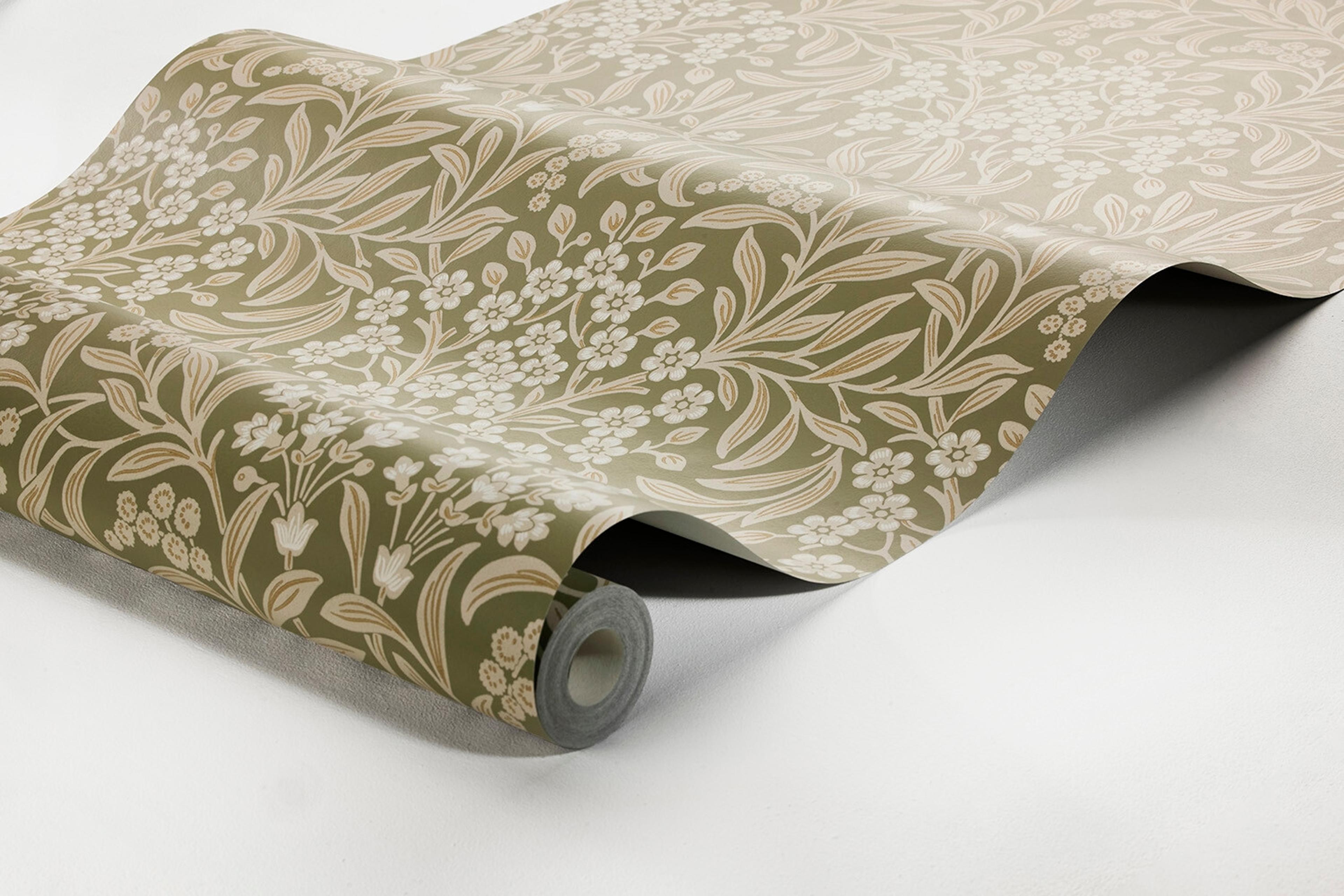Kryddhyllan tapet med botaniskt, blommigt mönster i grön. Från kollektionen Alla Tiders Hus. Nonwoven-material med rak passning. Passar i vardagsrum, matsal och kök.
