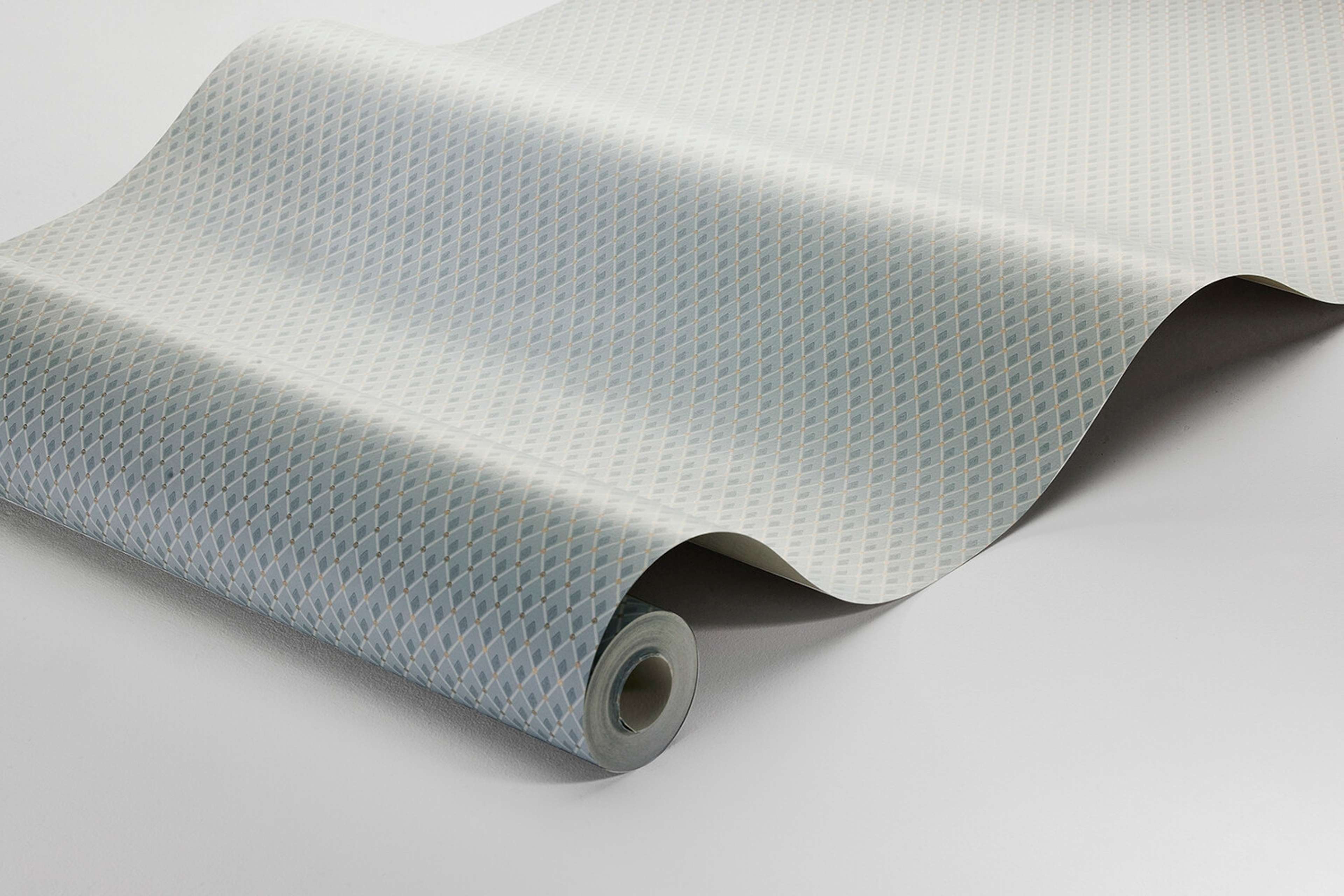 Fredrika tapet med trellis mönster i blå och beige. Från kollektionen timeless traditions. Nonwoven-material med rak passning.