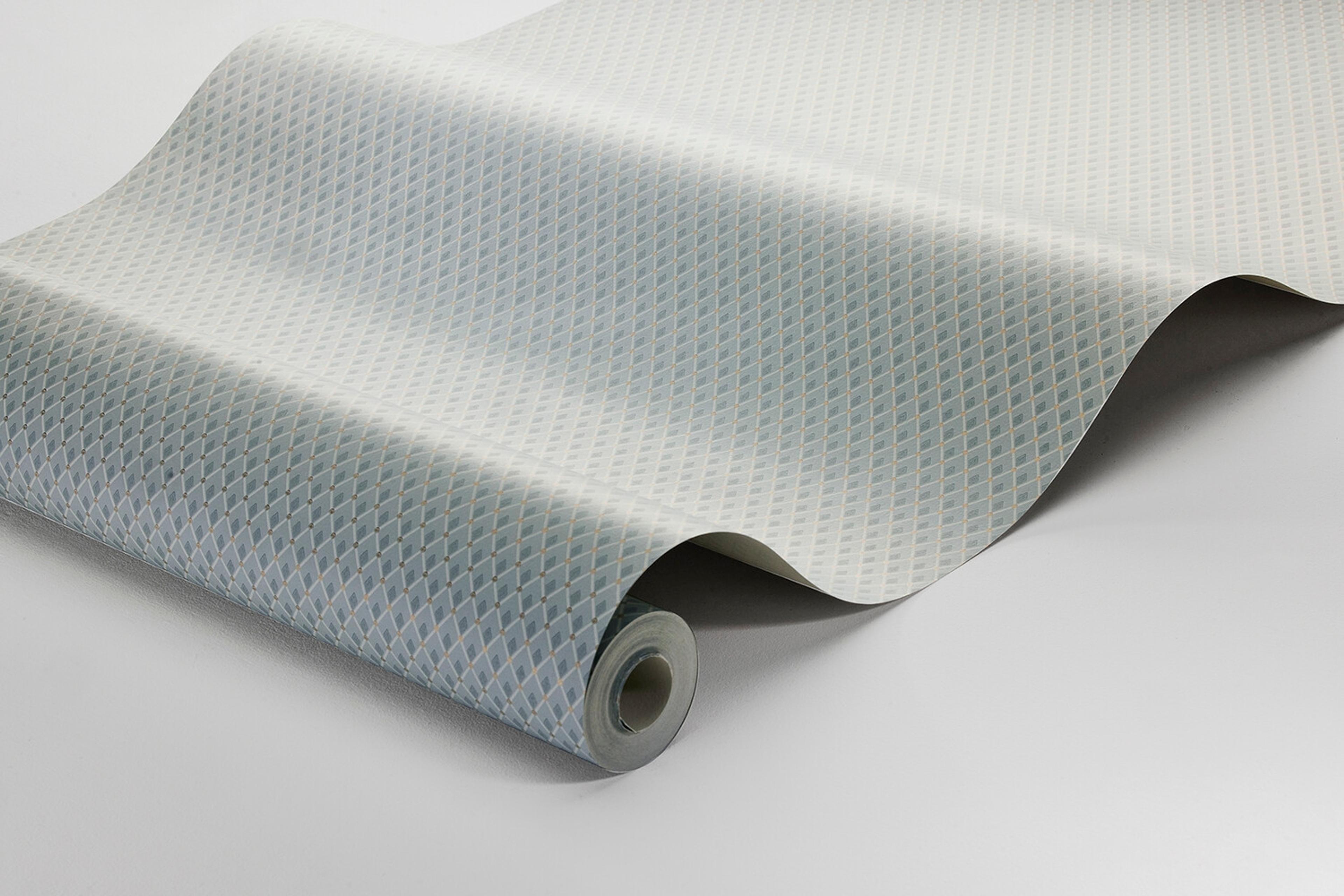 Fredrika tapet med trellis mönster i blå och beige. Från kollektionen timeless traditions. Nonwoven-material med rak passning.