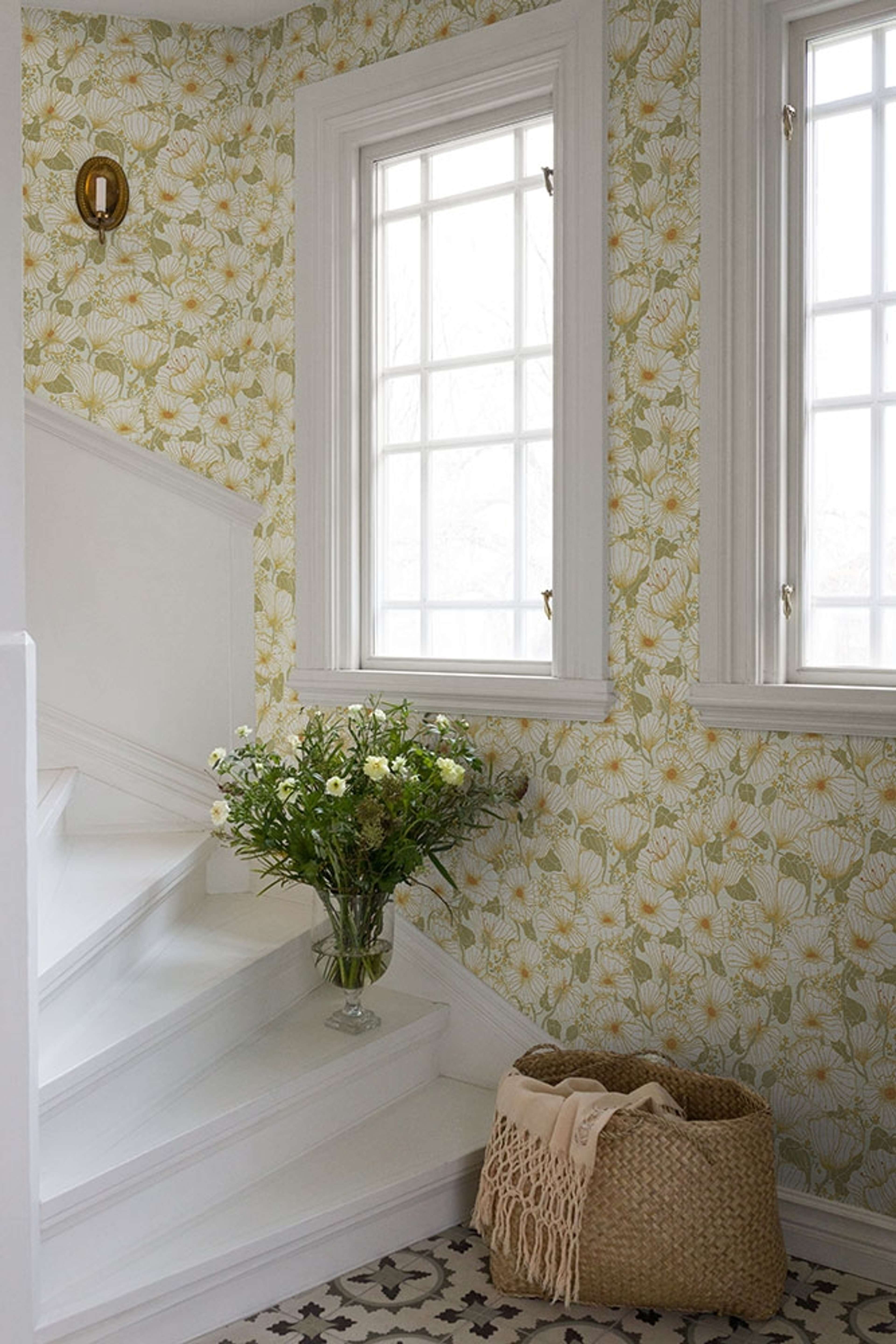 Matilda blommig tapet, beige/grön tapet med blommigt mönster i grön och beige. Från kollektionen Lina 2. Nonwoven-material med rak passning.