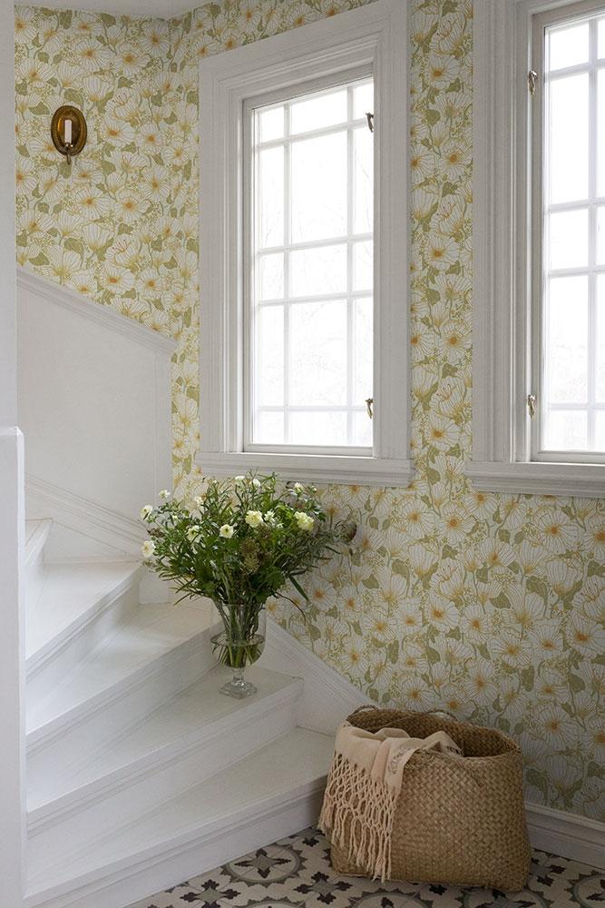 Matilda blommig tapet, beige/grön tapet med blommigt mönster i grön och beige. Från kollektionen Lina 2. Nonwoven-material med rak passning.