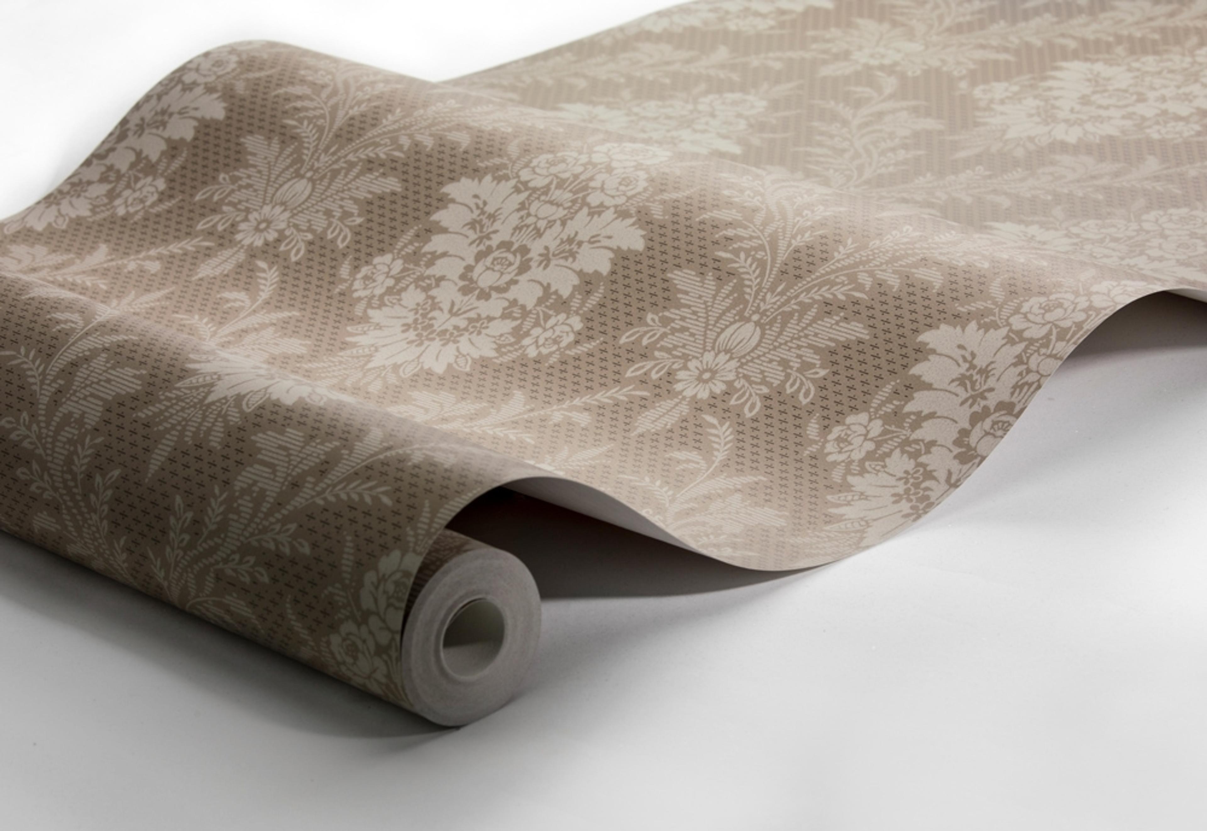 Sofia tapet från Boråstapeter med blommigt mönster i svart, brun och beige. Från kollektionen anno. Nonwoven-material med rak passning. Passar i sovrum och matsal.