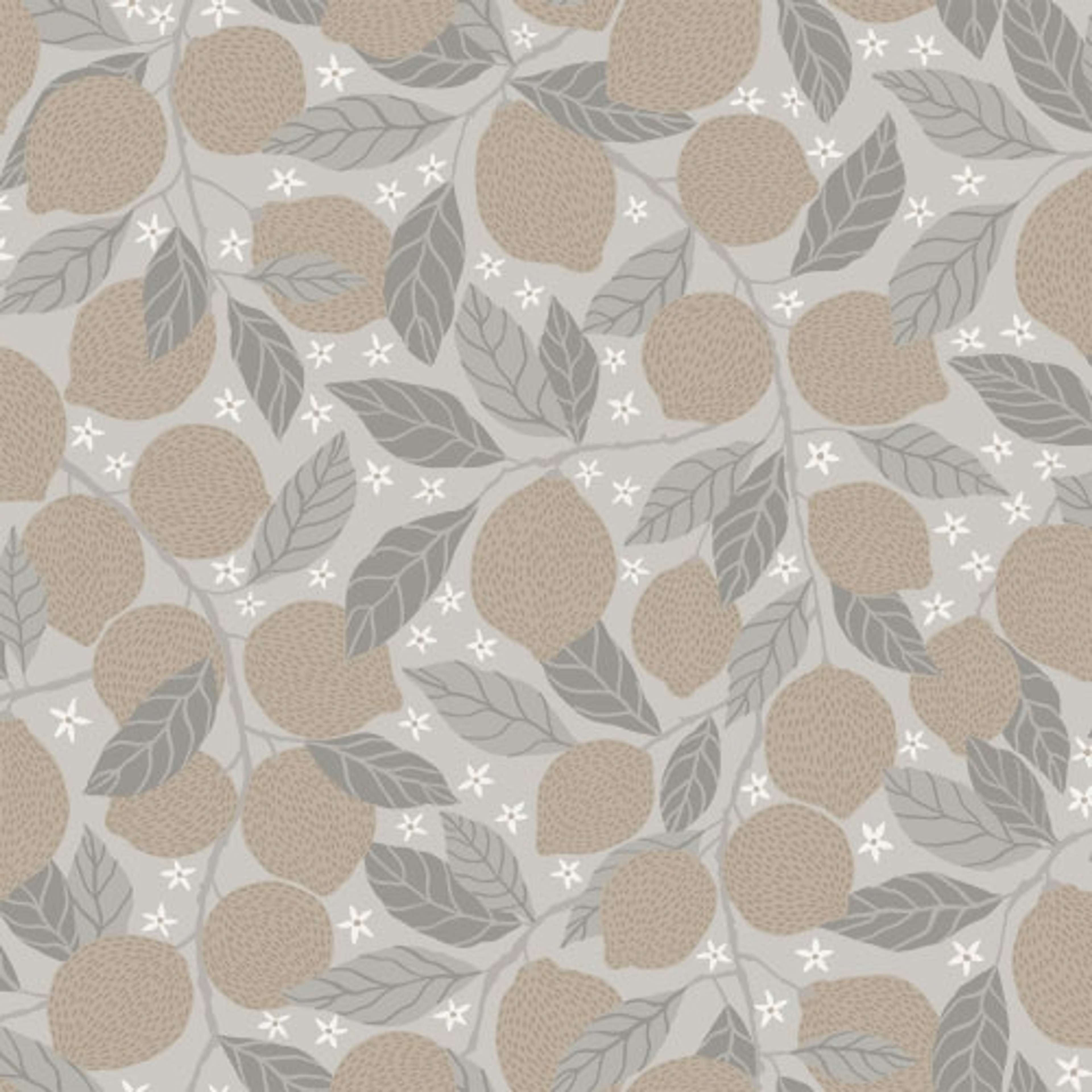 Lemona citroner, ljusgrå tapet med botaniskt mönster i grå. Från kollektionen Grönhaga. Nonwoven-material med förskjuten passning. Passar i barnrum.
