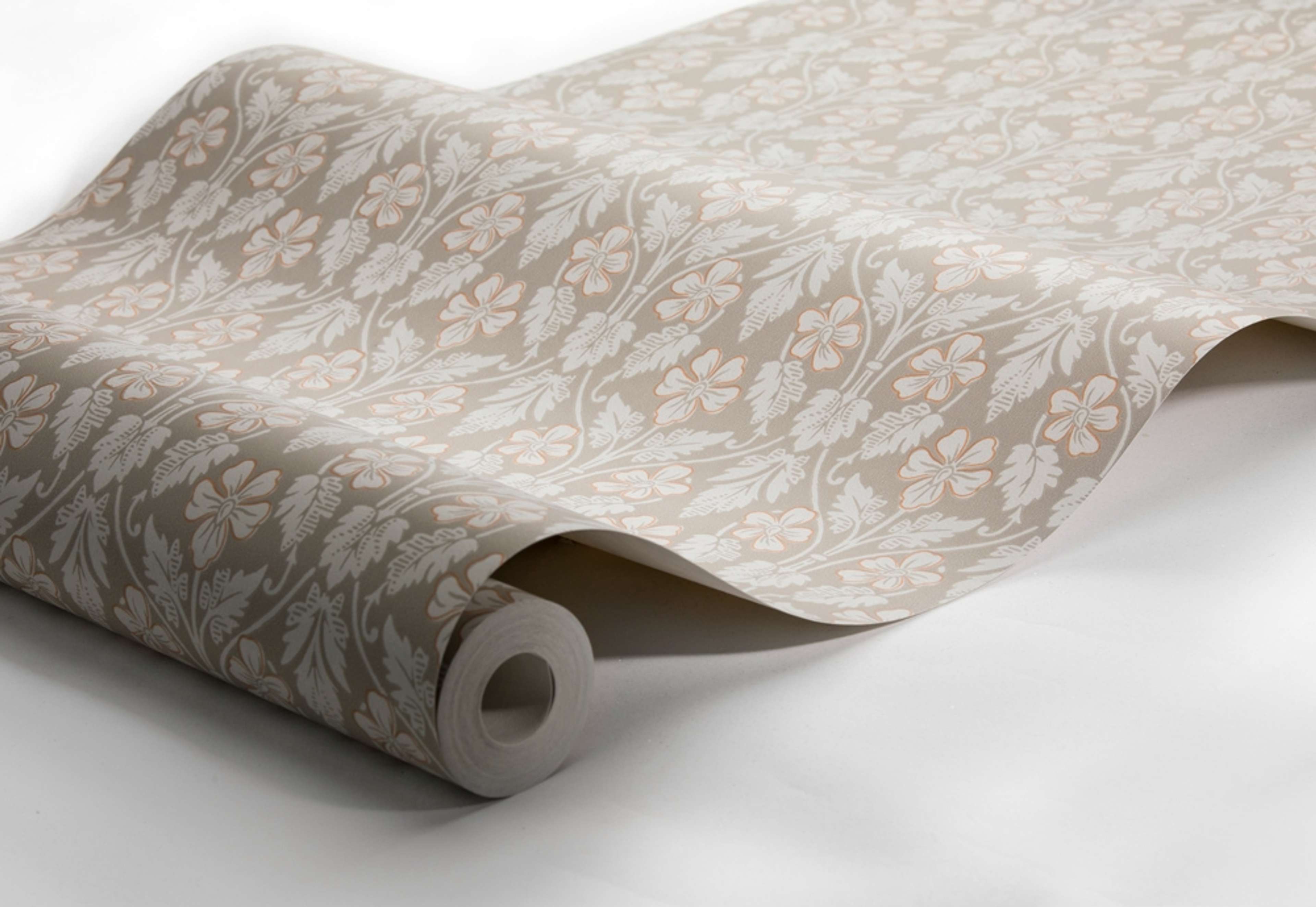 Nora, gråbrun botten tapet från Boråstapeter med blommigt mönster i röd, brun och beige. Från kollektionen anno. Nonwoven-material med förskjuten passning. Passar i sovrum och matsal.