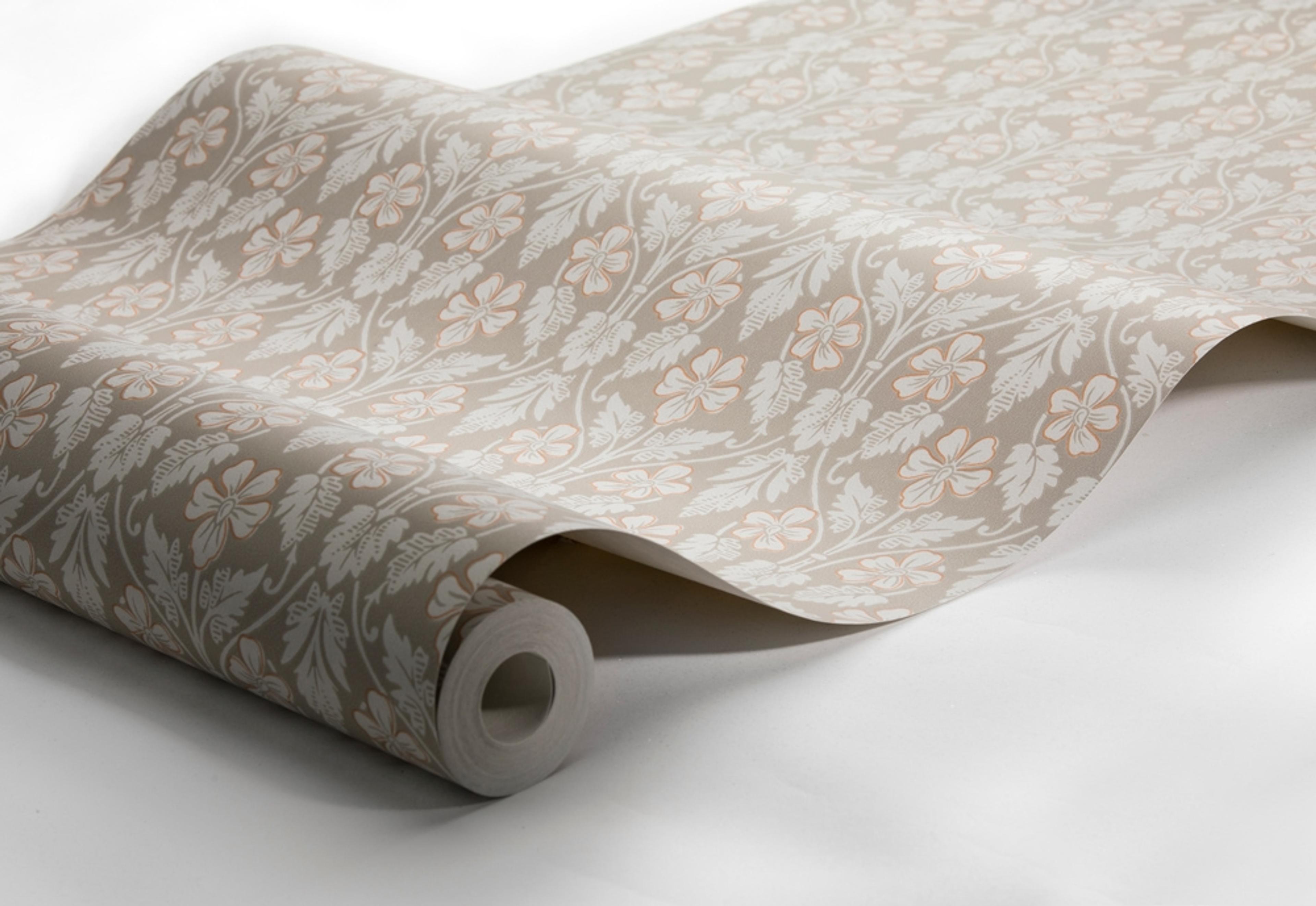 Nora, gråbrun botten tapet från Boråstapeter med blommigt mönster i röd, brun och beige. Från kollektionen anno. Nonwoven-material med förskjuten passning. Passar i sovrum och matsal.