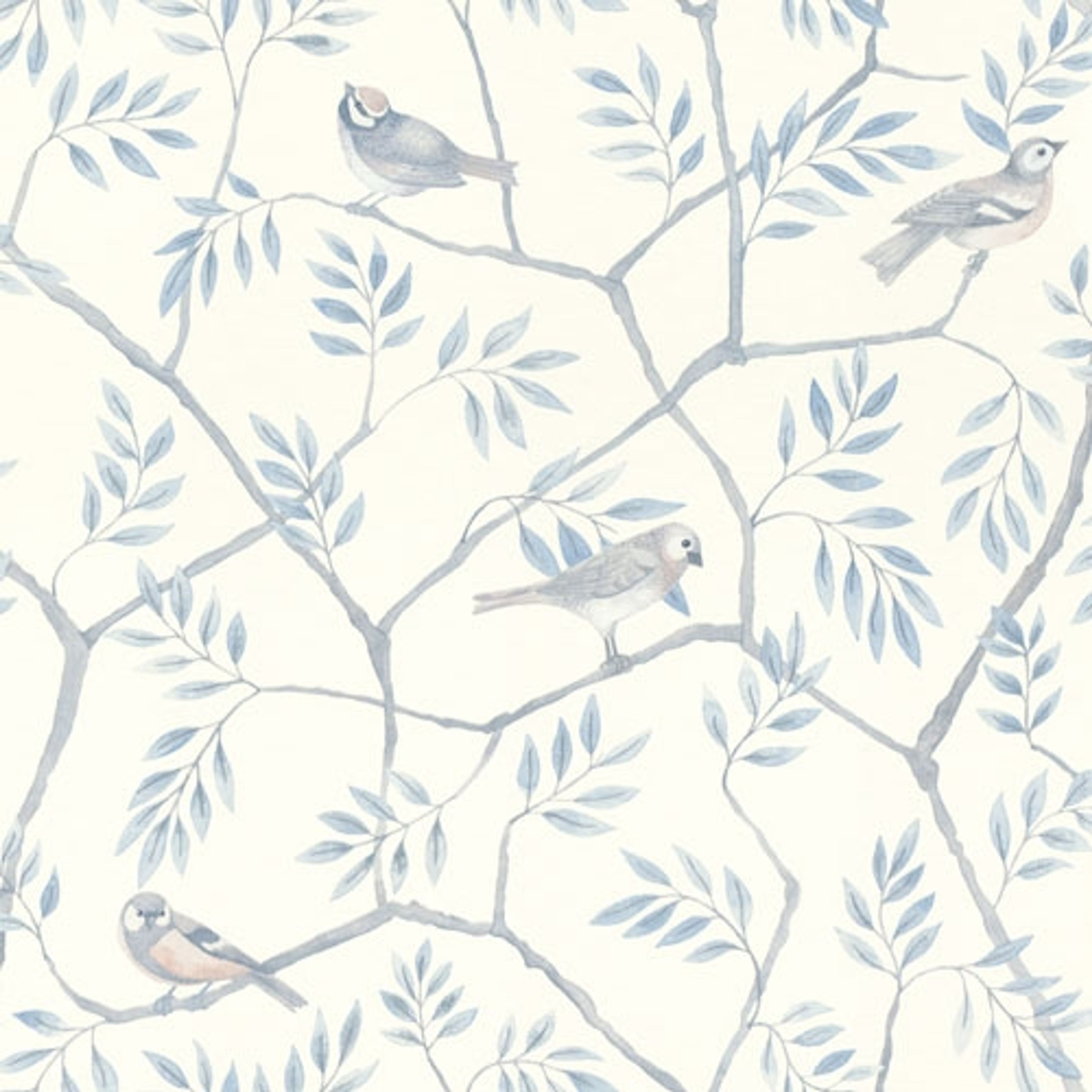 August småfåglar på trädgrenar i blått tapet från Midbec med botaniskt mönster i blå. Från kollektionen Morgongåva. Nonwoven-material med förskjuten passning.