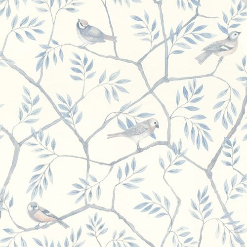 August småfåglar på trädgrenar i blått tapet från Midbec med botaniskt mönster i blå. Från kollektionen Morgongåva. Nonwoven-material med förskjuten passning.