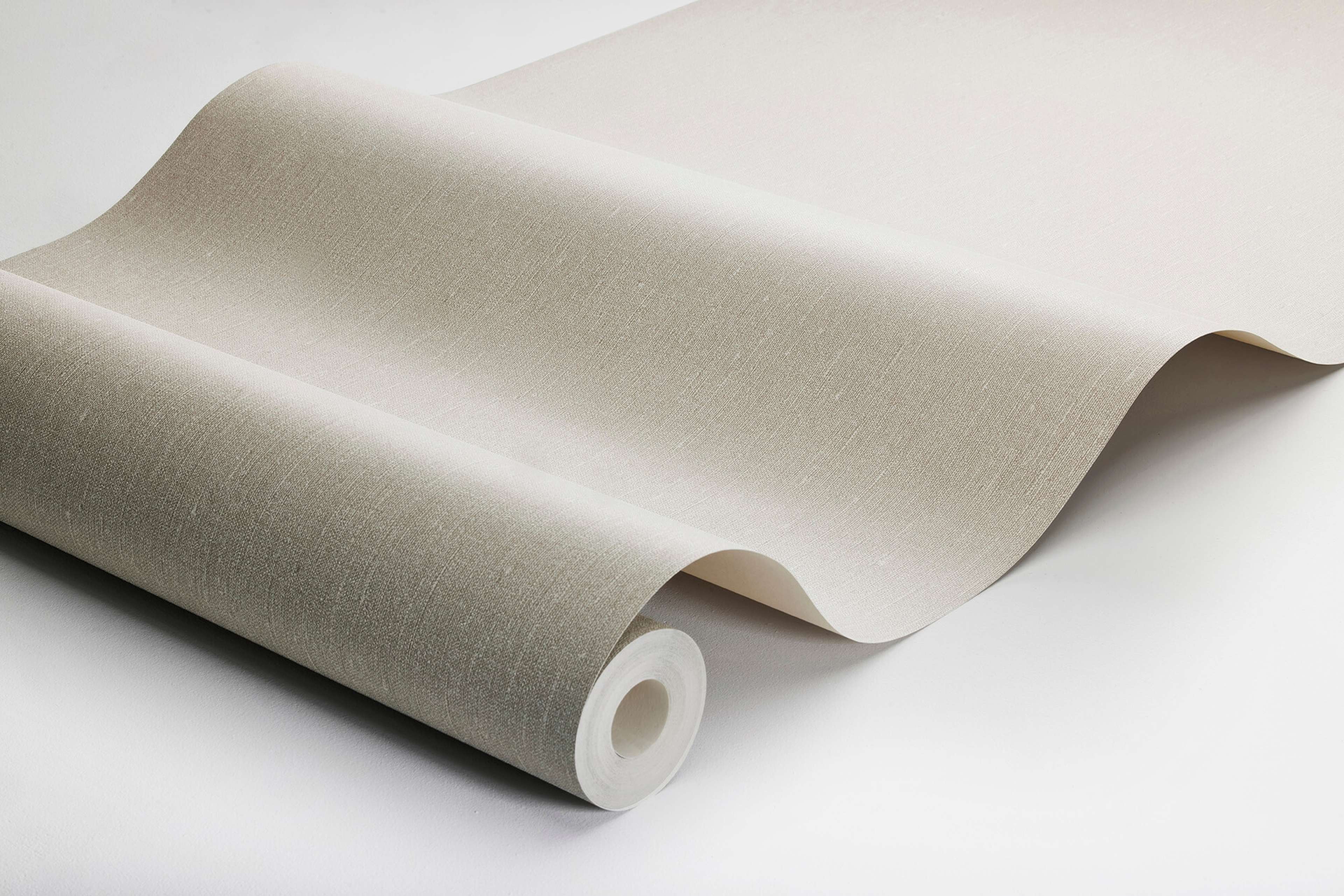 Linen Fiber tapet med enfargat, textilimitation mönster i beige. Från kollektionen Linen. Nonwoven-material. Passar i vardagsrum och matsal.