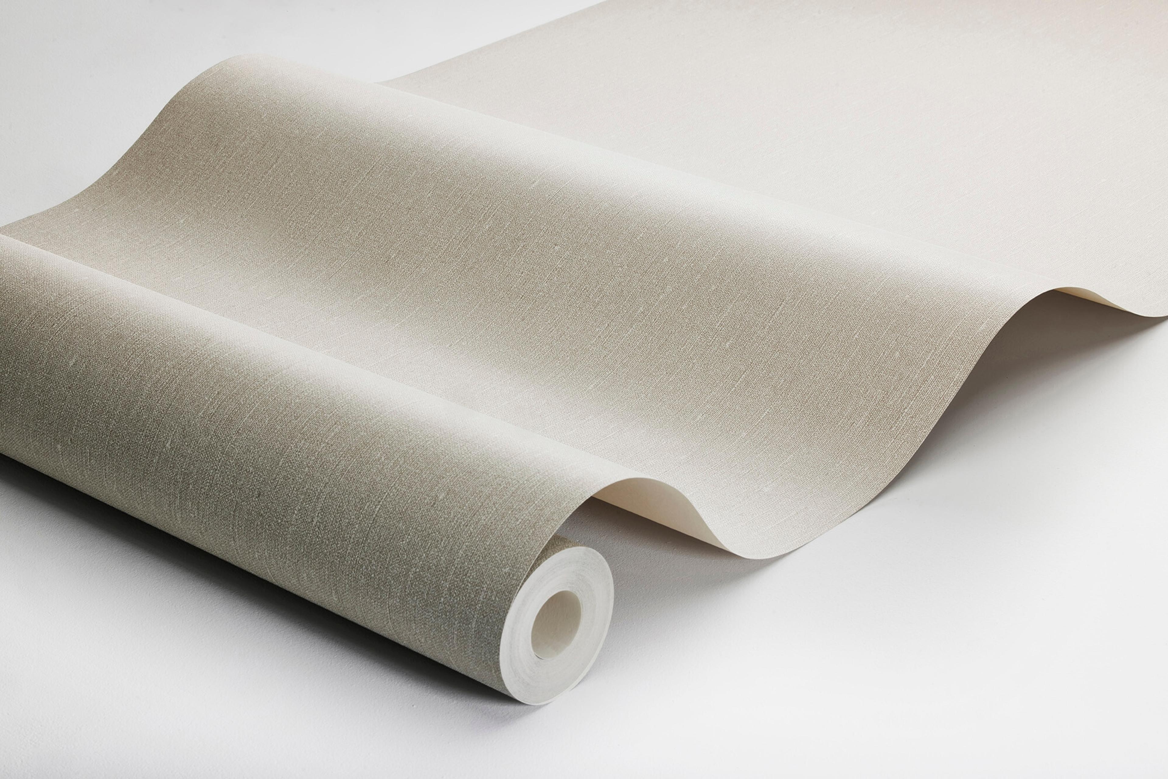 Linen Fiber tapet med enfargat, textilimitation mönster i beige. Från kollektionen Linen. Nonwoven-material. Passar i vardagsrum och matsal.