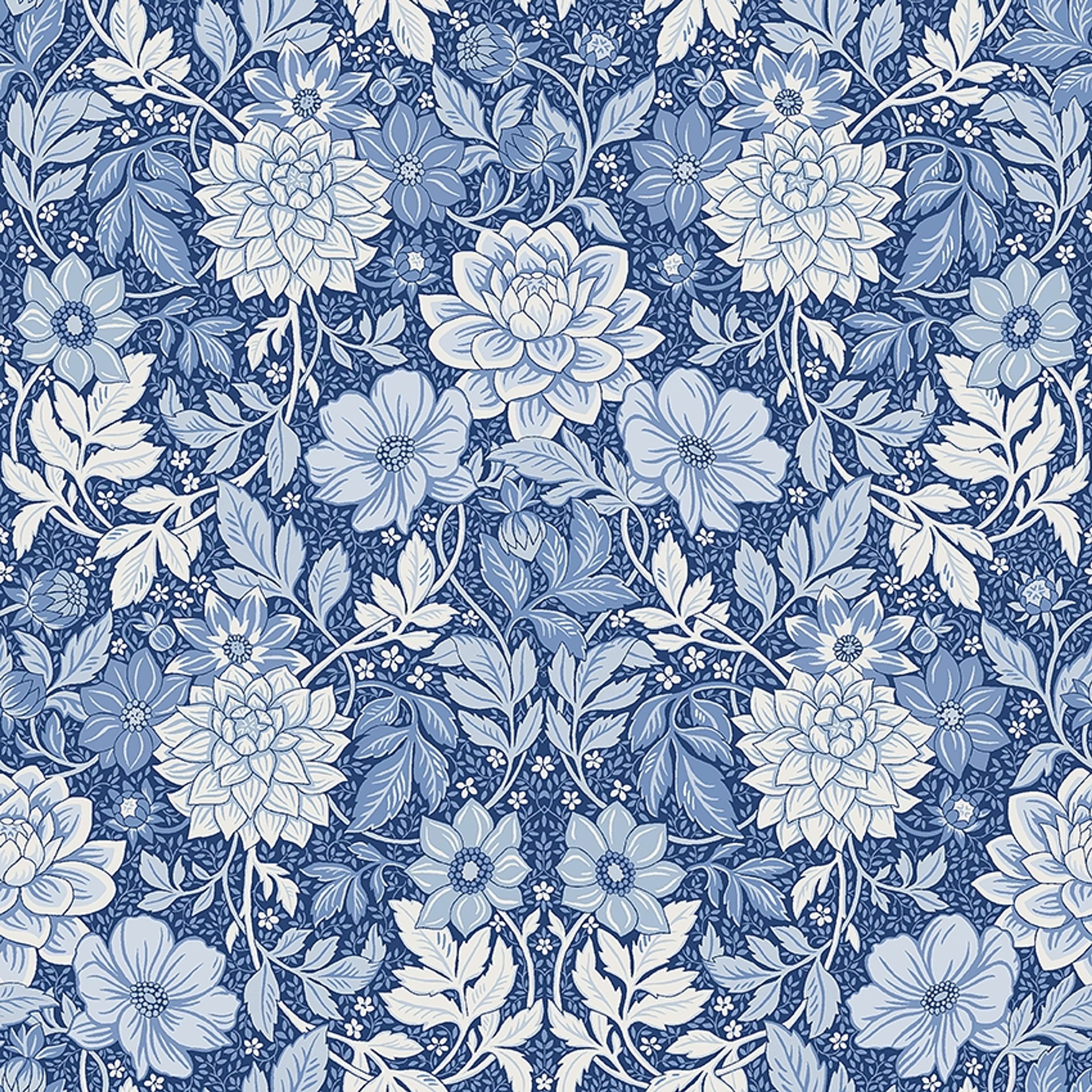 Dahlia Garden, tapet tapet med blommigt, naturochlandskap mönster i vit och blå. Från kollektionen Blue & White. Nonwoven-material med rak passning. Passar i hall.