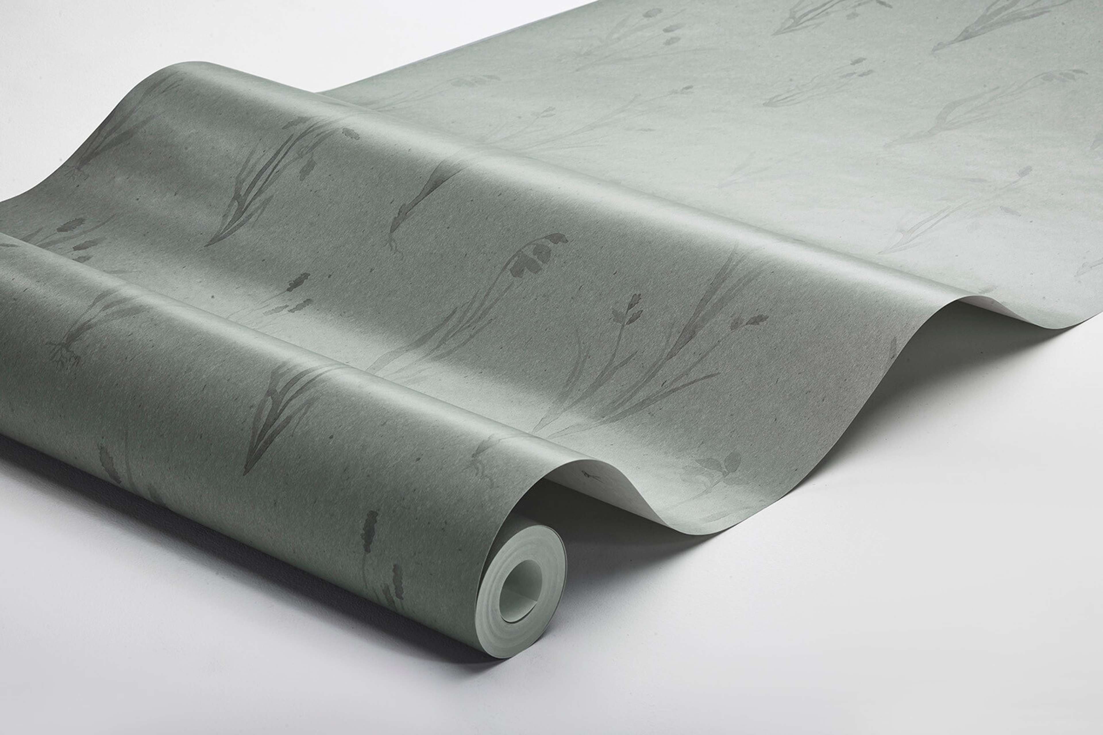 Moorland tapet med botaniskt mönster i grå. Från kollektionen Woodland. Nonwoven-material med rak passning.