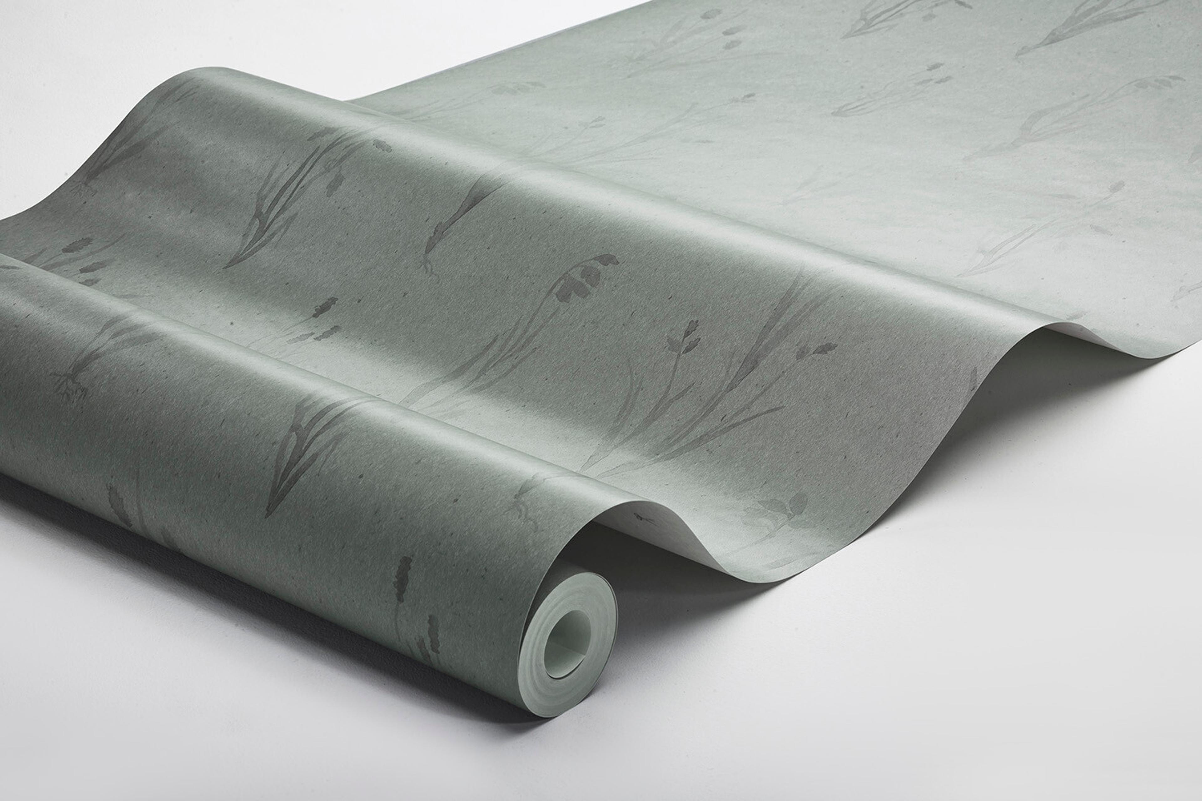 Moorland tapet med botaniskt mönster i grå. Från kollektionen Woodland. Nonwoven-material med rak passning.