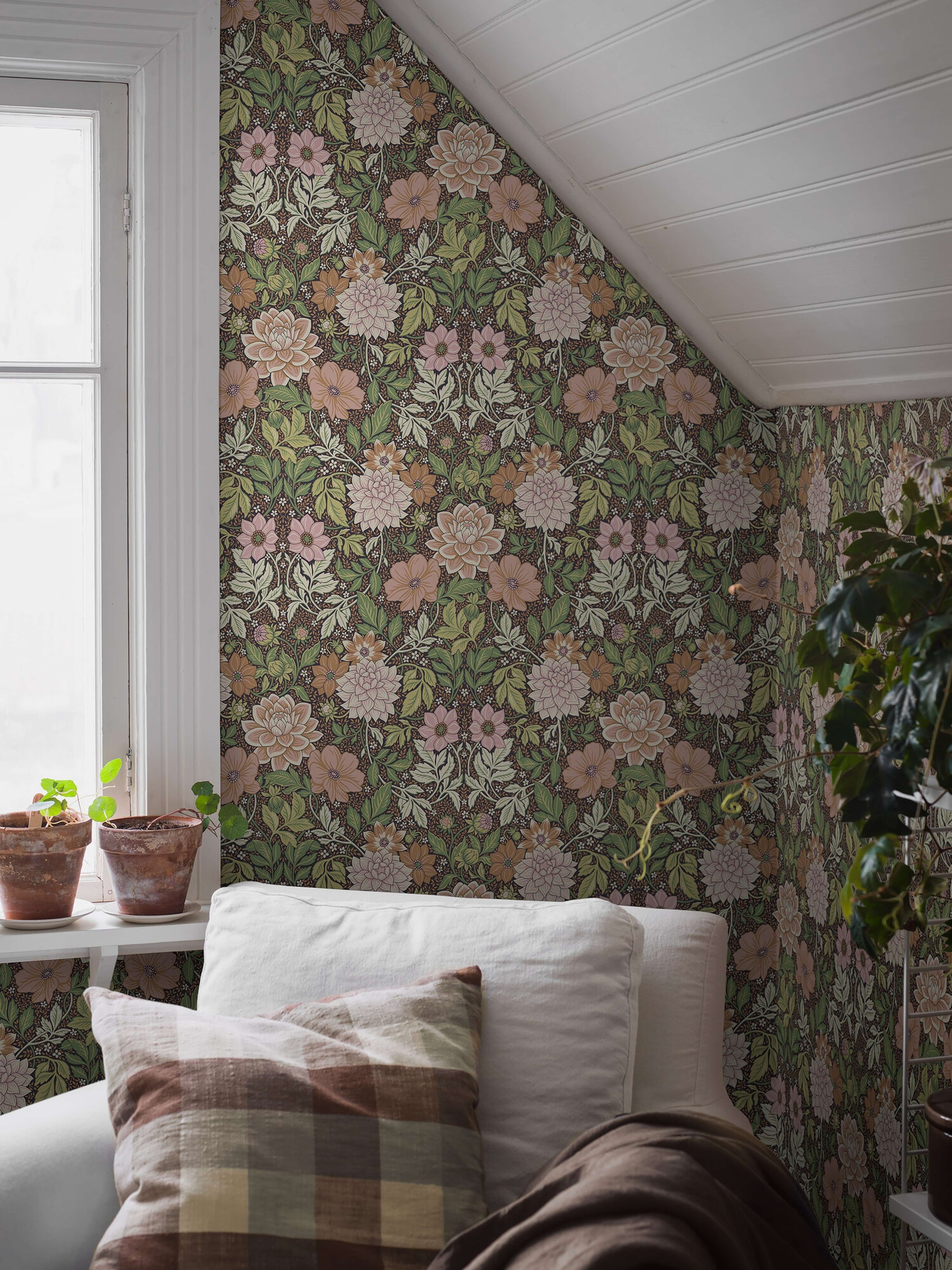 Dahlia Garden tapet med blommigt mönster i rosa. Från kollektionen Falsterbo III. Nonwoven-material med rak passning.