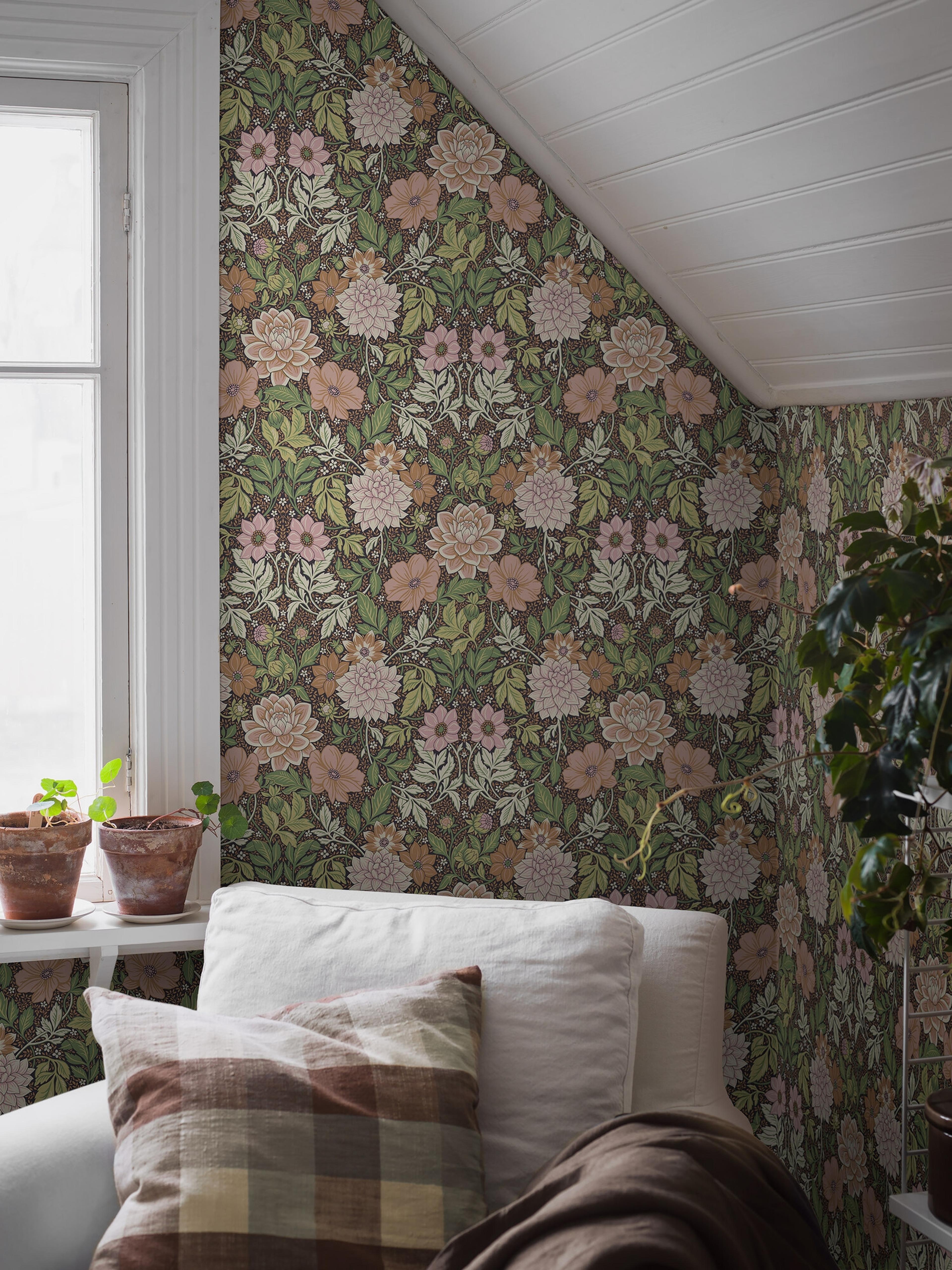 Dahlia Garden tapet med blommigt mönster i rosa. Från kollektionen Falsterbo III. Nonwoven-material med rak passning.