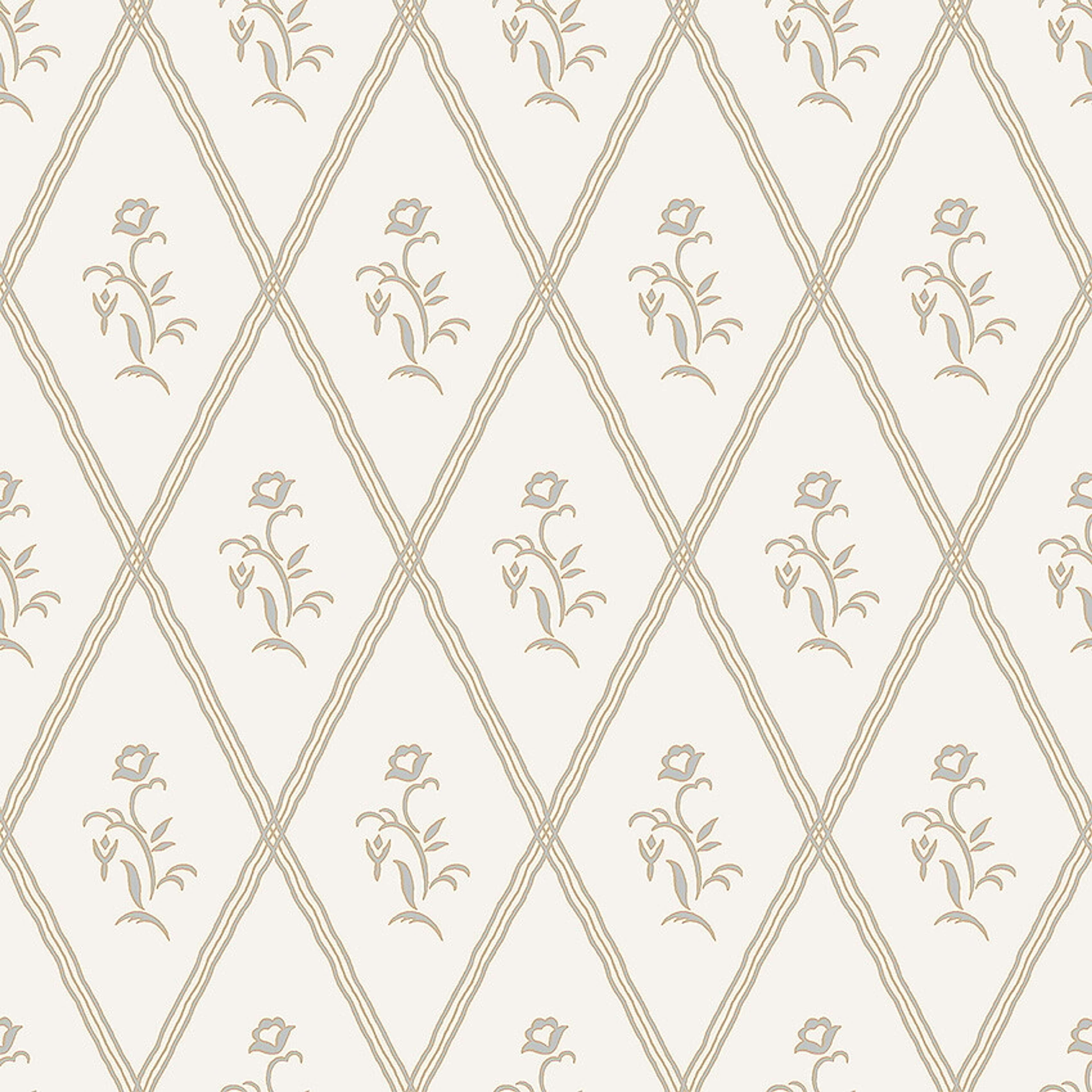 Signe cream tapet tapet med blommigt, trellis mönster i cream. Från kollektionen Swedish Grace. Nonwoven-material med rak passning. Passar i hall.