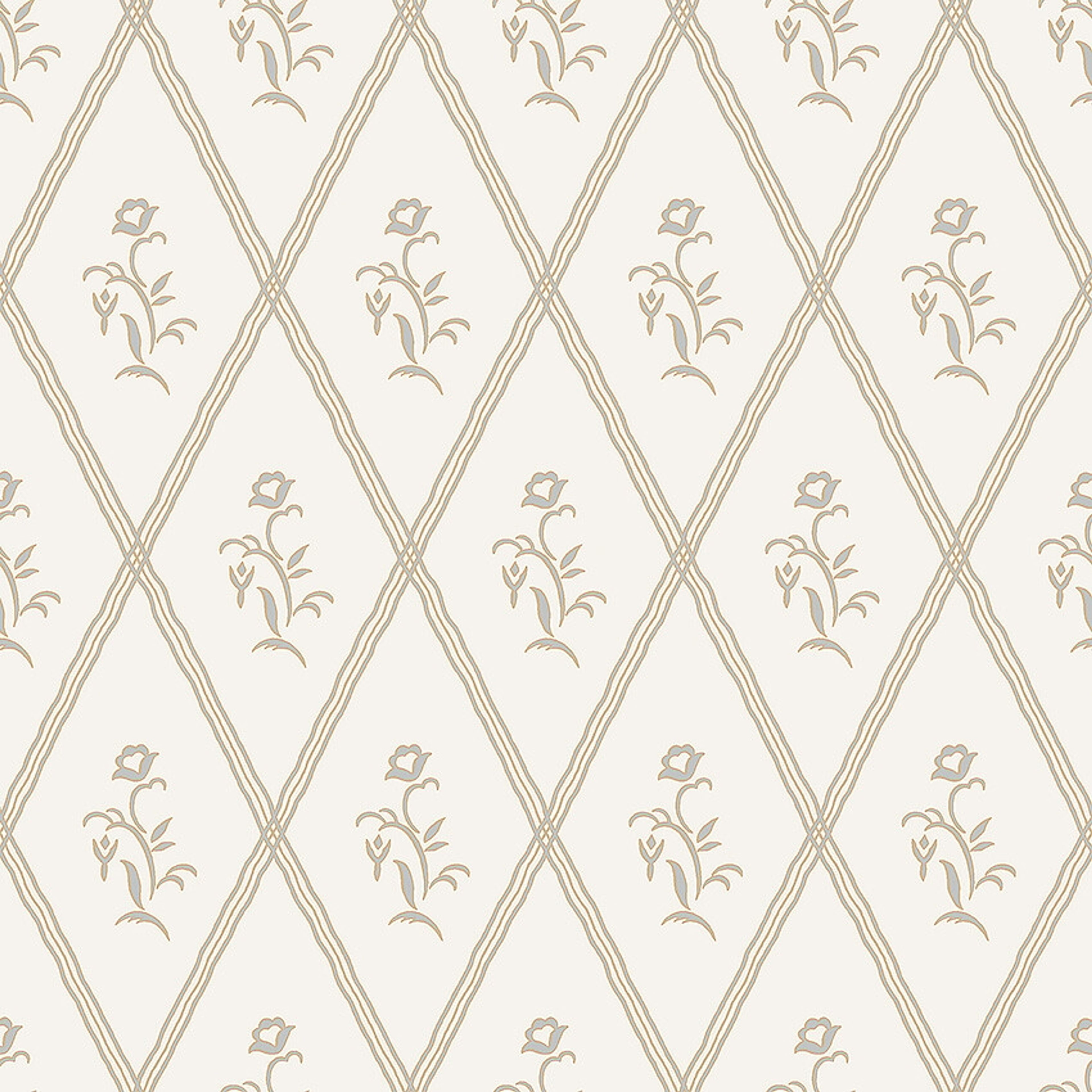 Signe cream tapet tapet med blommigt, trellis mönster i cream. Från kollektionen Swedish Grace. Nonwoven-material med rak passning. Passar i hall.