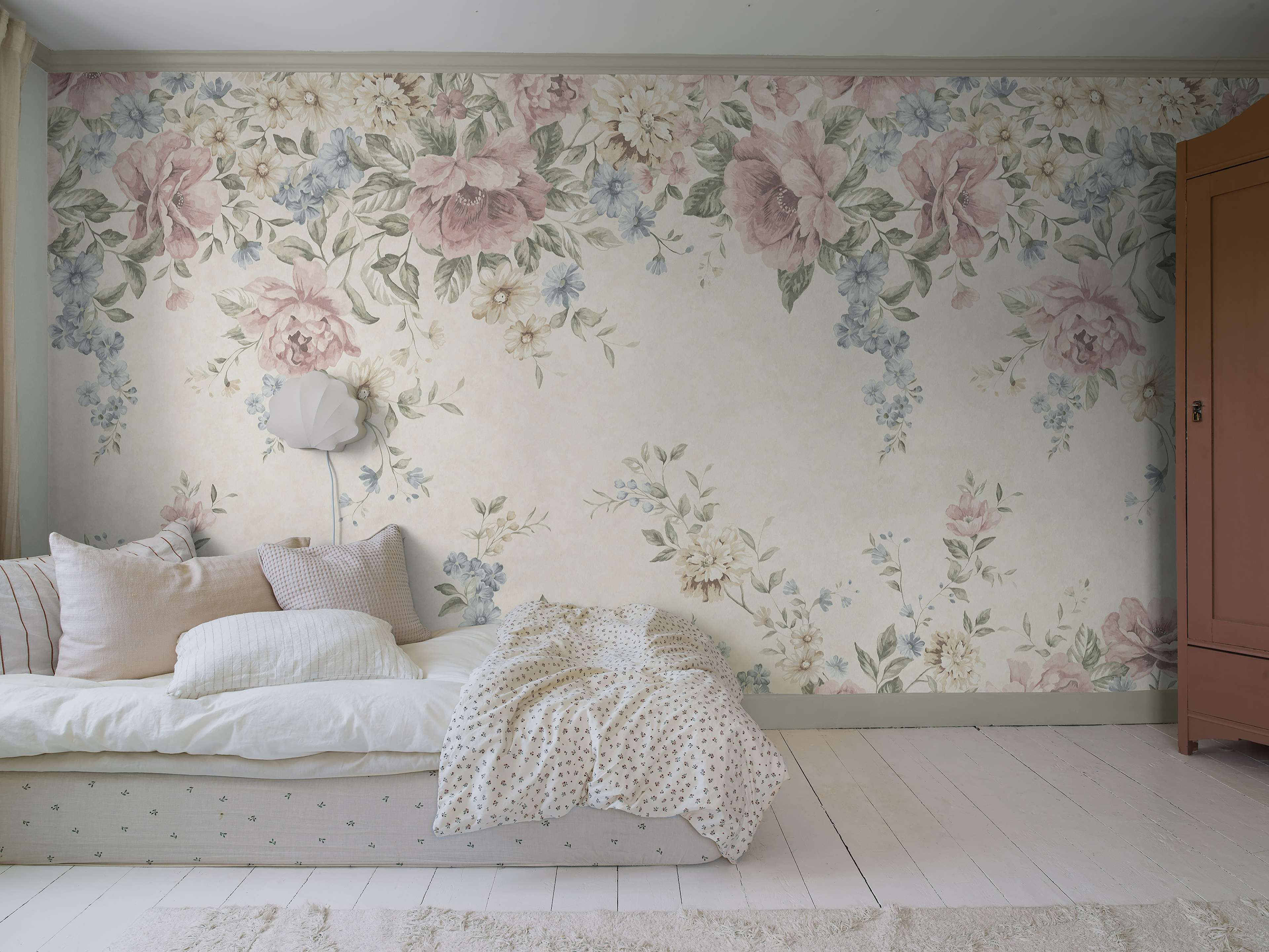 Flower Garden Mural, tapet tapet med stormönstrat, blommigt, barnrum mönster i rosa och beige. Från kollektionen Newbie II Wallpaper. Nonwoven-material med rak passning. Passar i sovrum och barnrum.