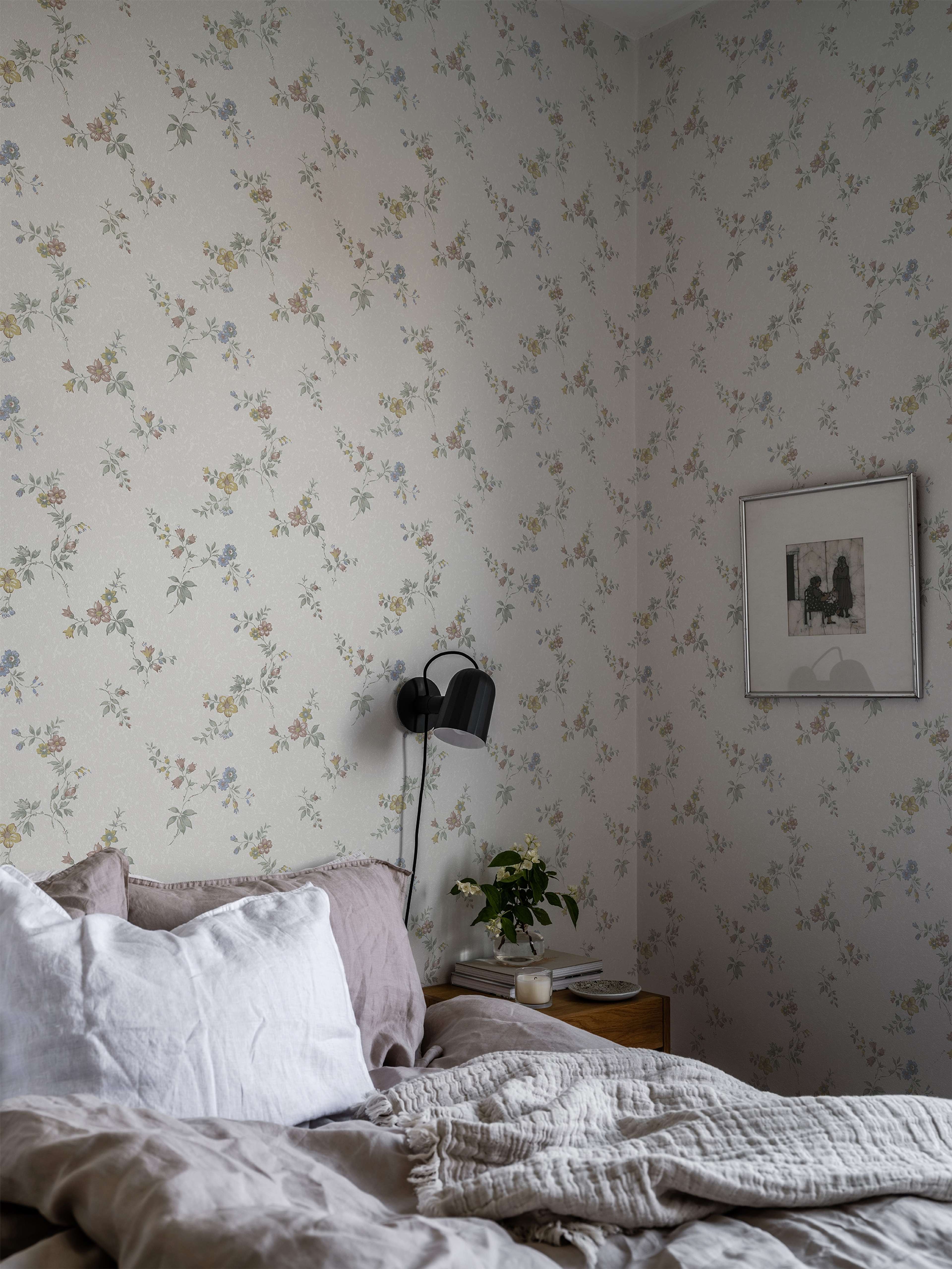 Kerstin vit tapet med blommigt mönster i vit. Från kollektionen Gammalsvenska klassiker 1850–1950. Nonwoven-material med rak passning.