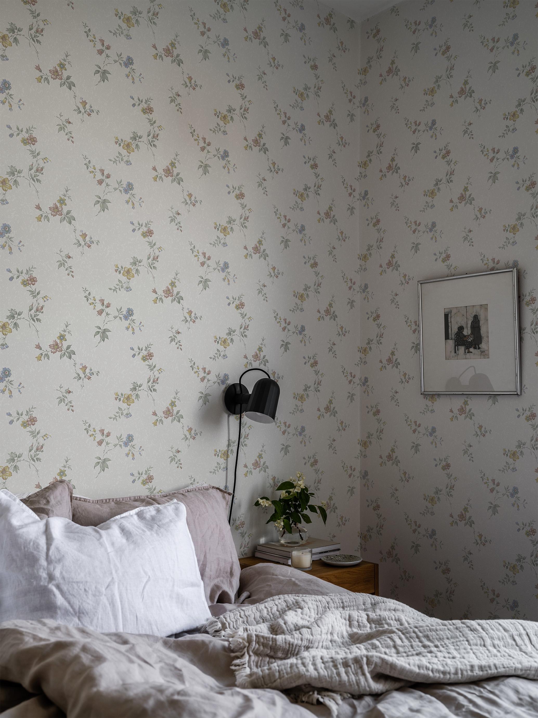 Kerstin vit tapet med blommigt mönster i vit. Från kollektionen Gammalsvenska klassiker 1850–1950. Nonwoven-material med rak passning.