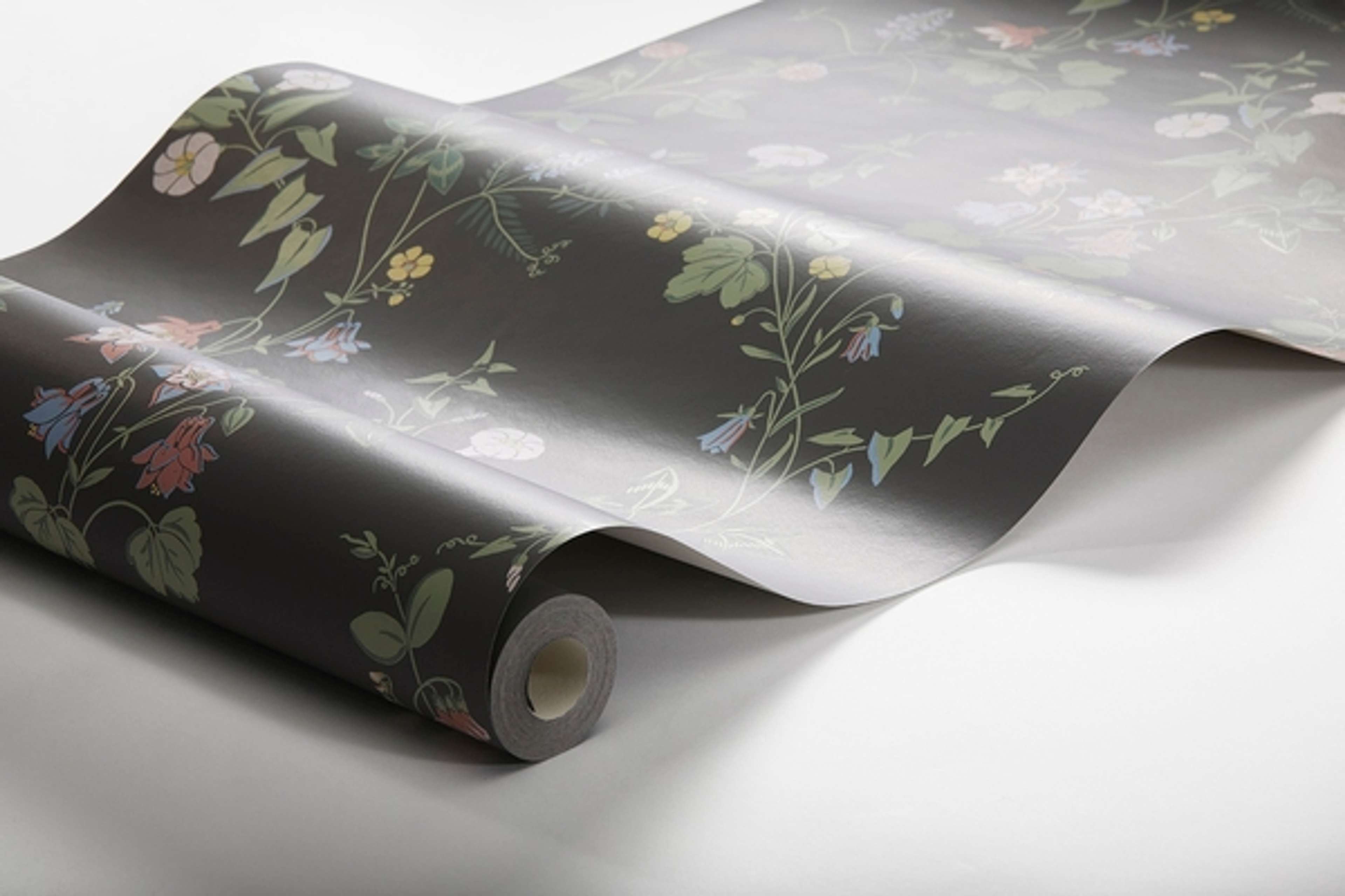 Midsummer Eve, mörk botten tapet från Boråstapeter med botaniskt mönster i svart. Från kollektionen Falsterbo III. Nonwoven-material med förskjuten passning.