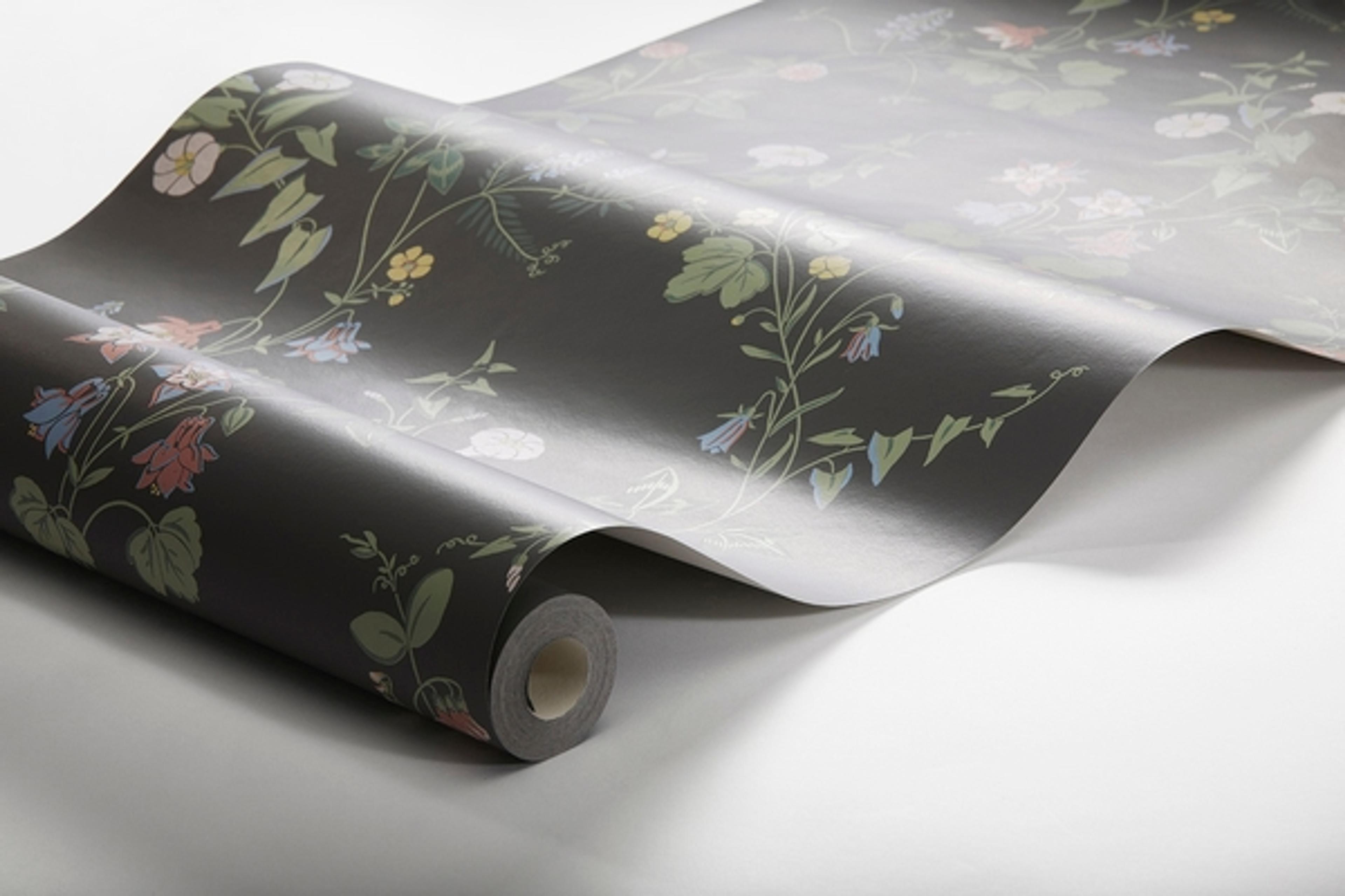 Midsummer Eve, mörk botten tapet från Boråstapeter med botaniskt mönster i svart. Från kollektionen Falsterbo III. Nonwoven-material med förskjuten passning.