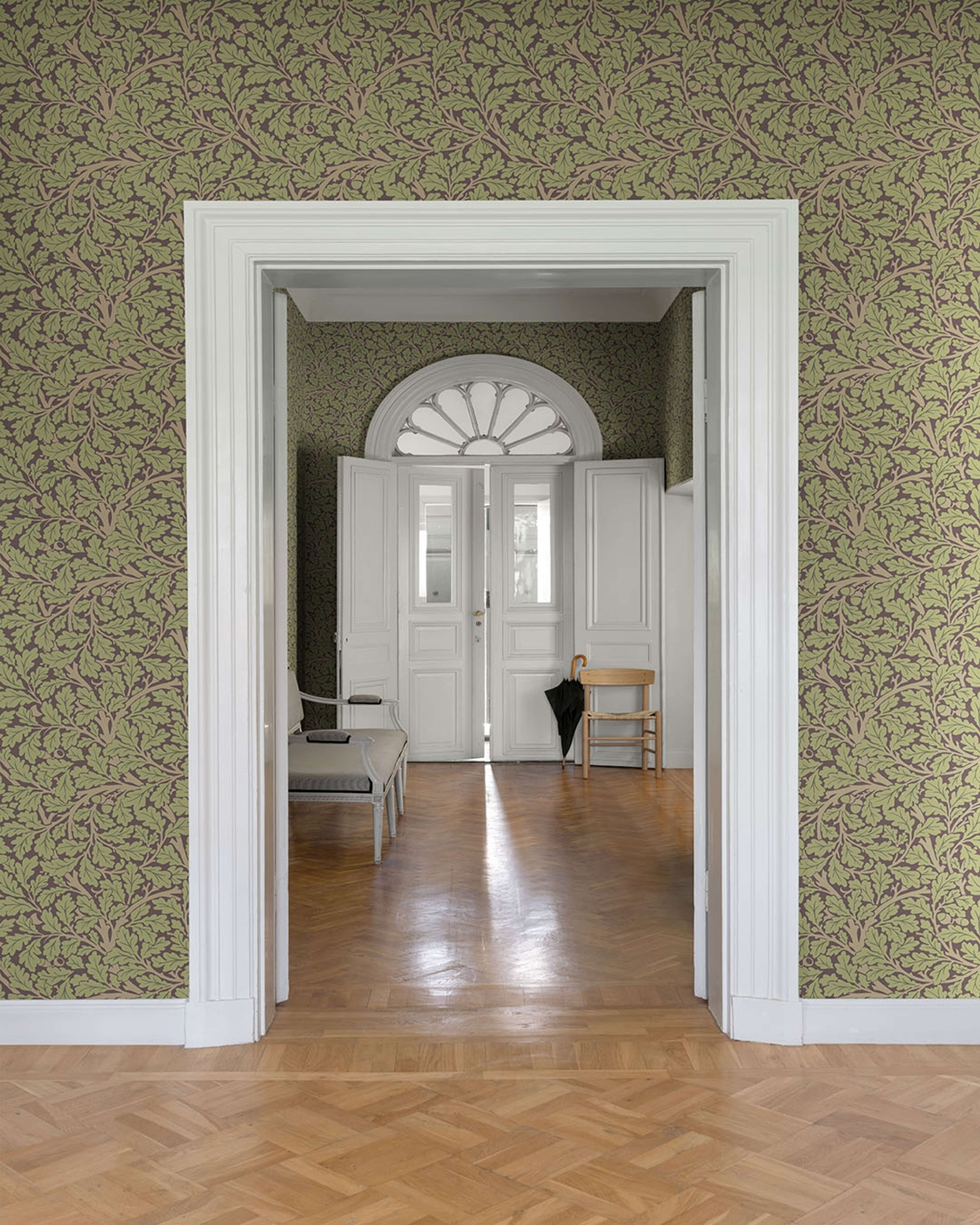 Oak Tree, brun tapet tapet från Midbec med botaniskt, blommigt mönster i grön och brun. Från kollektionen Hidden Treasures vol 1. Nonwoven-material med rak passning.