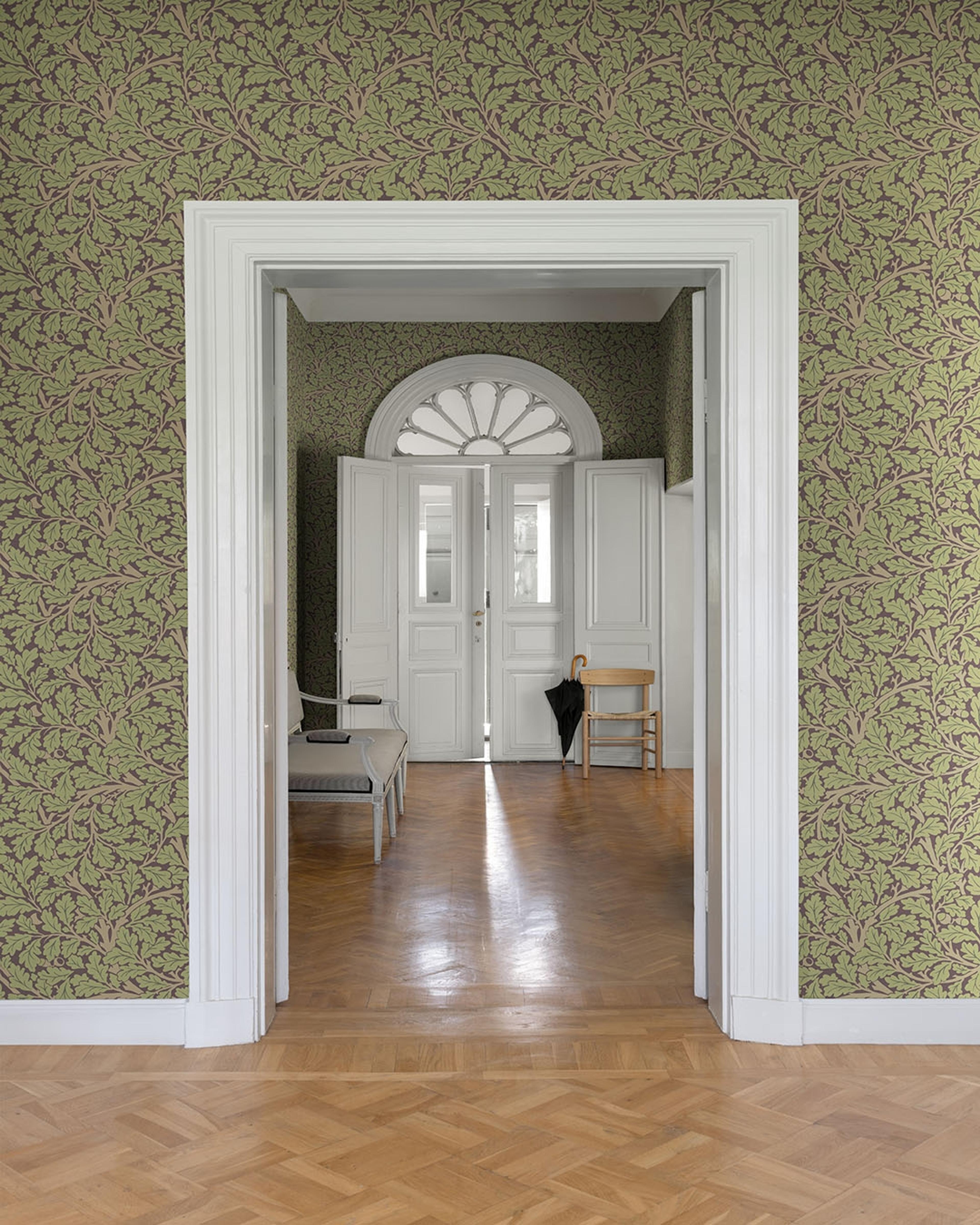 Oak Tree, brun tapet tapet från Midbec med botaniskt, blommigt mönster i grön och brun. Från kollektionen Hidden Treasures vol 1. Nonwoven-material med rak passning.