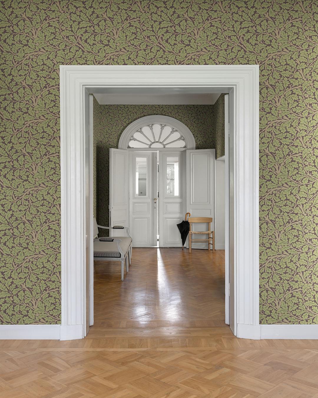 Oak Tree, brun tapet tapet från Midbec med botaniskt, blommigt mönster i grön och brun. Från kollektionen Hidden Treasures vol 1. Nonwoven-material med rak passning.