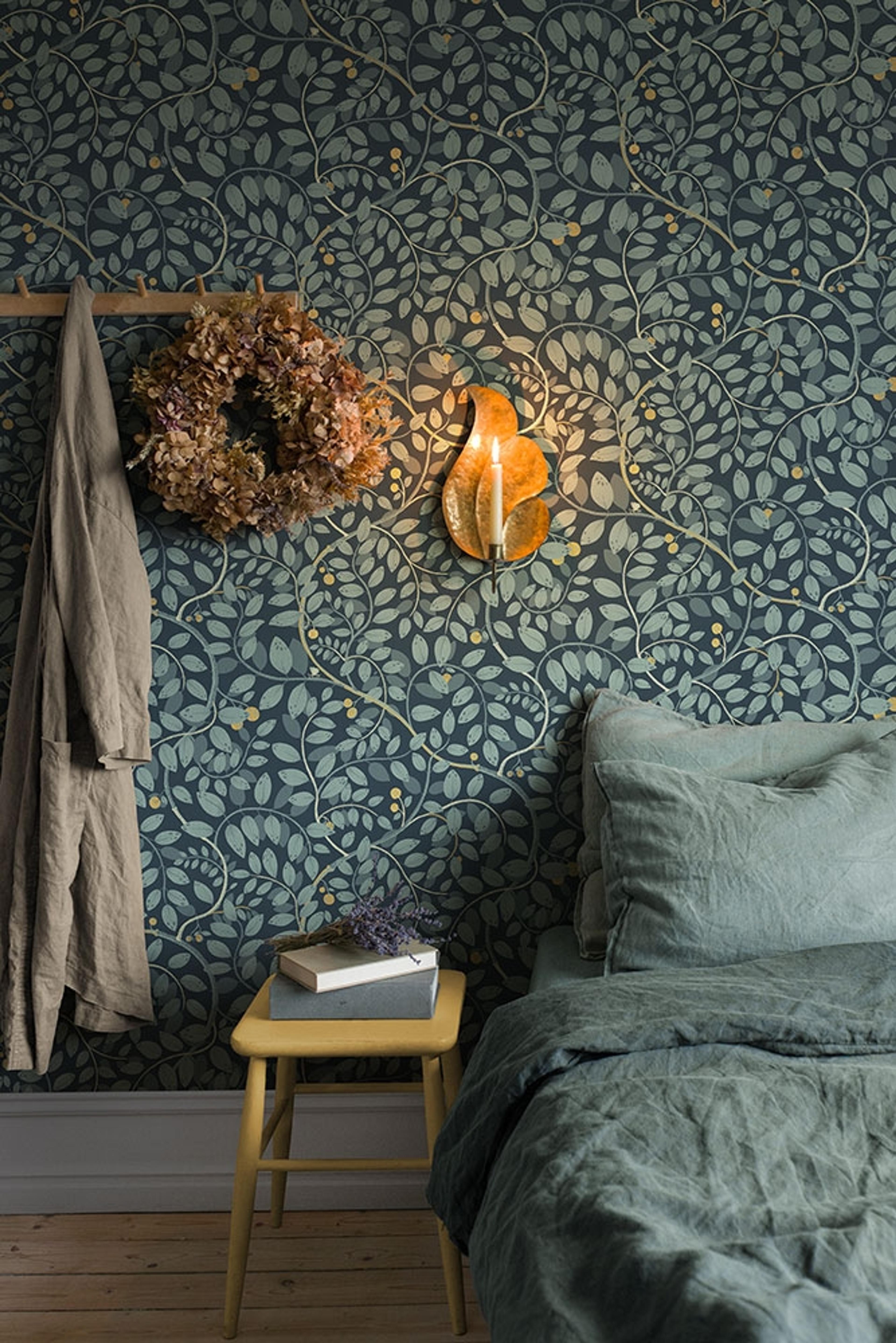 Kirke blad och bär, mörkblå tapet med botaniskt mönster i blå. Från kollektionen Lina 2. Nonwoven-material med förskjuten passning.