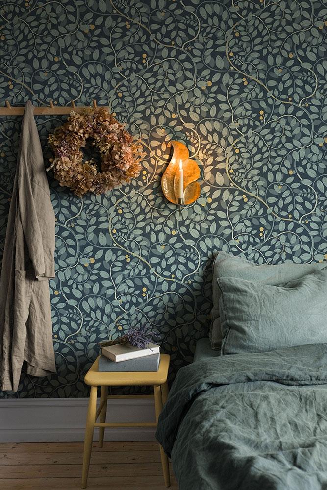 Kirke blad och bär, mörkblå tapet med botaniskt mönster i blå. Från kollektionen Lina 2. Nonwoven-material med förskjuten passning.