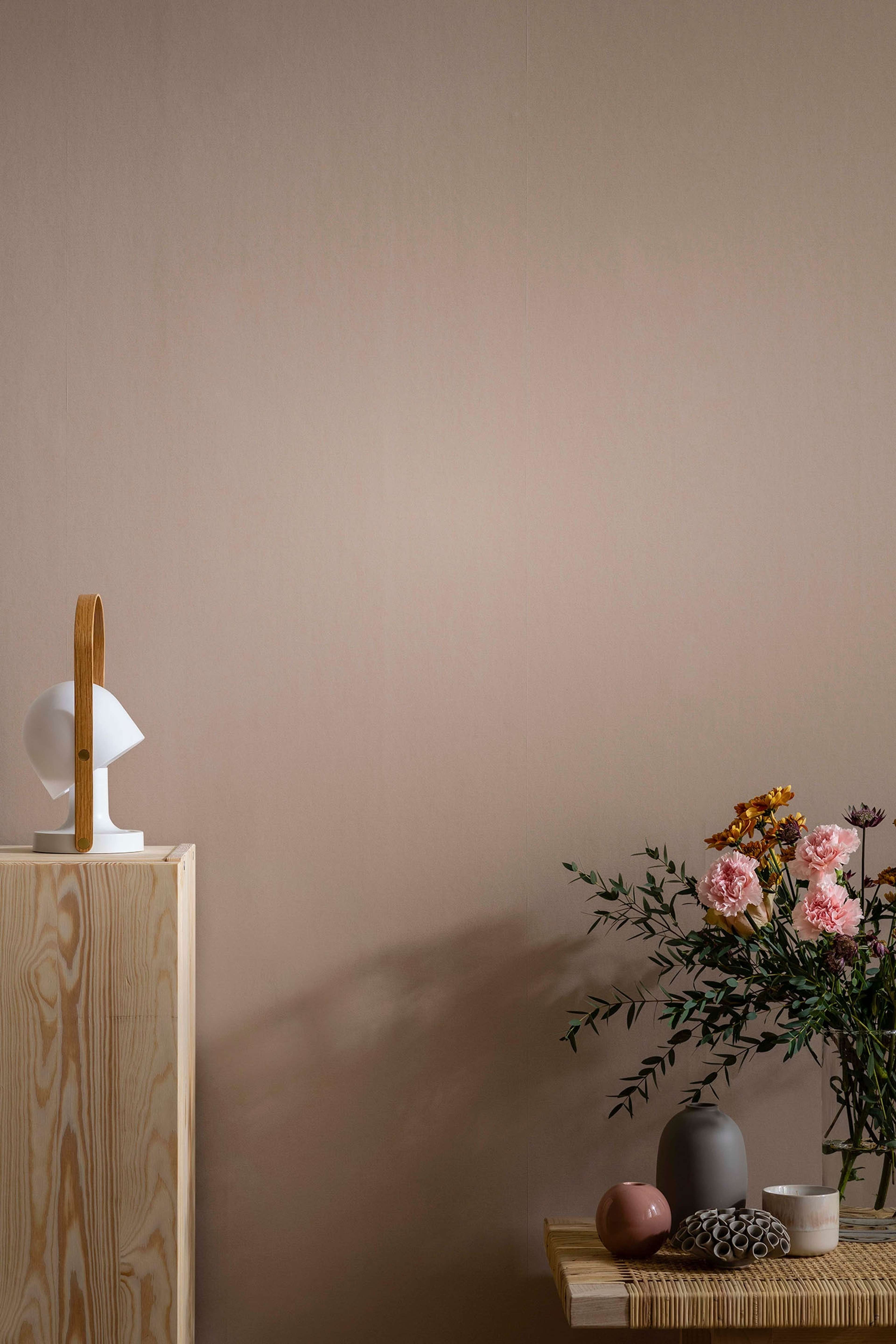 Linne, Ljus gammelrosa tapet enfärgad i rosa. Från kollektionen enfargadochrandig. Nonwoven-material med ingen mönsterpassning.