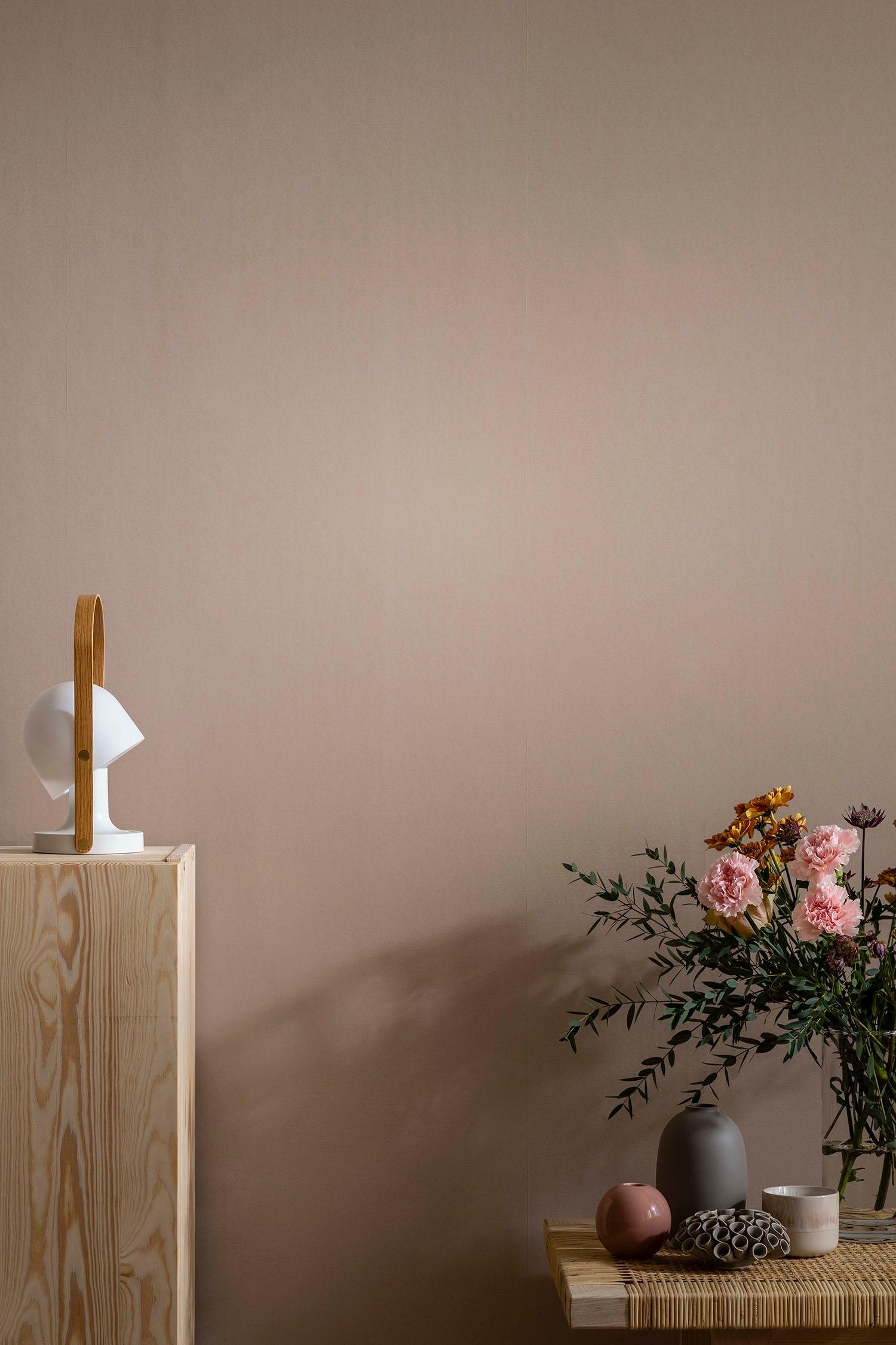 Linne, Ljus gammelrosa tapet enfärgad i rosa. Från kollektionen enfargadochrandig. Nonwoven-material med ingen mönsterpassning.