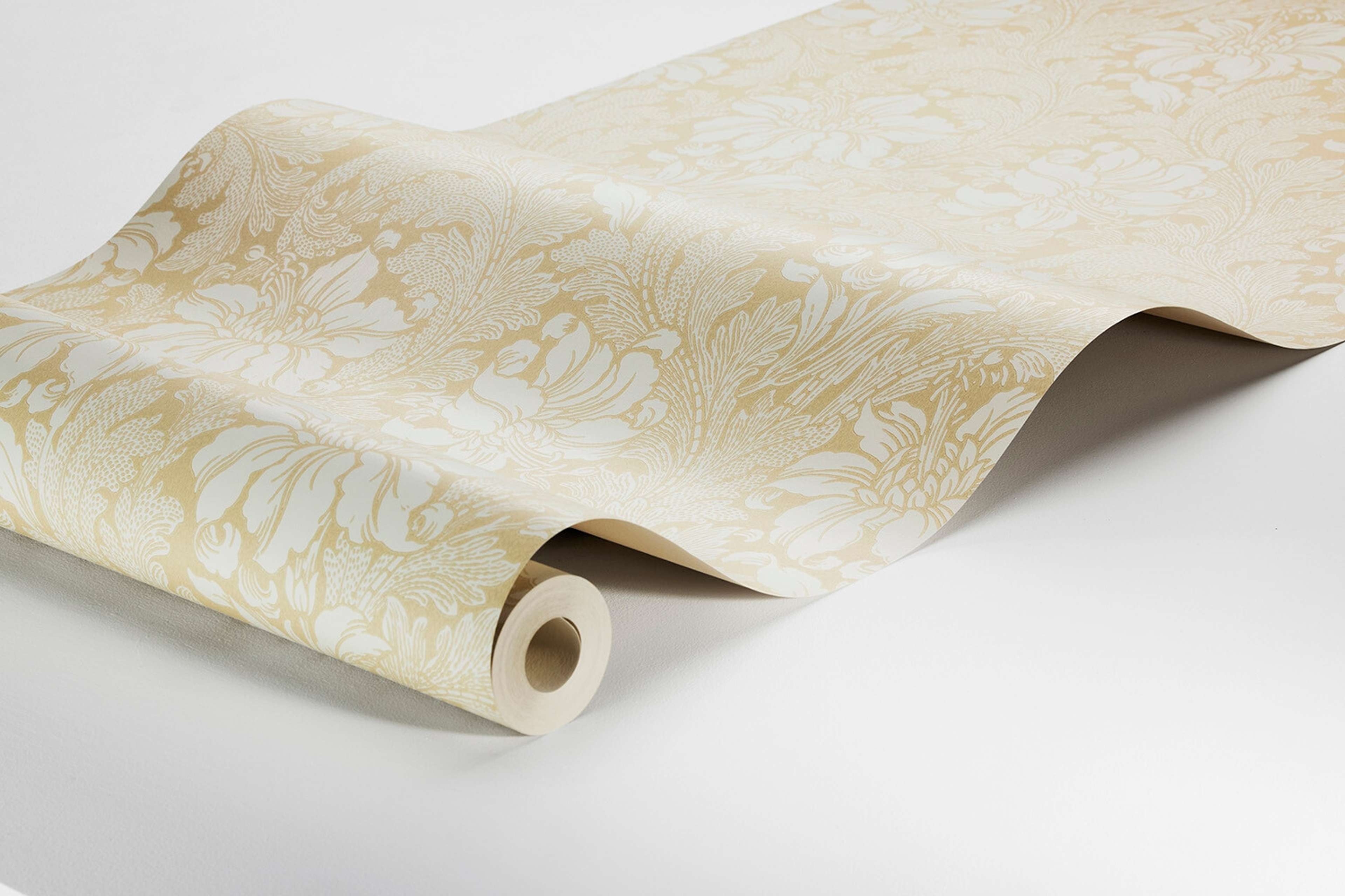 Acanthus storblommig, ljusbeige/gul tapet med blommigt mönster i gul. Från kollektionen Vårt Arkiv. Nonwoven-material med rak passning.