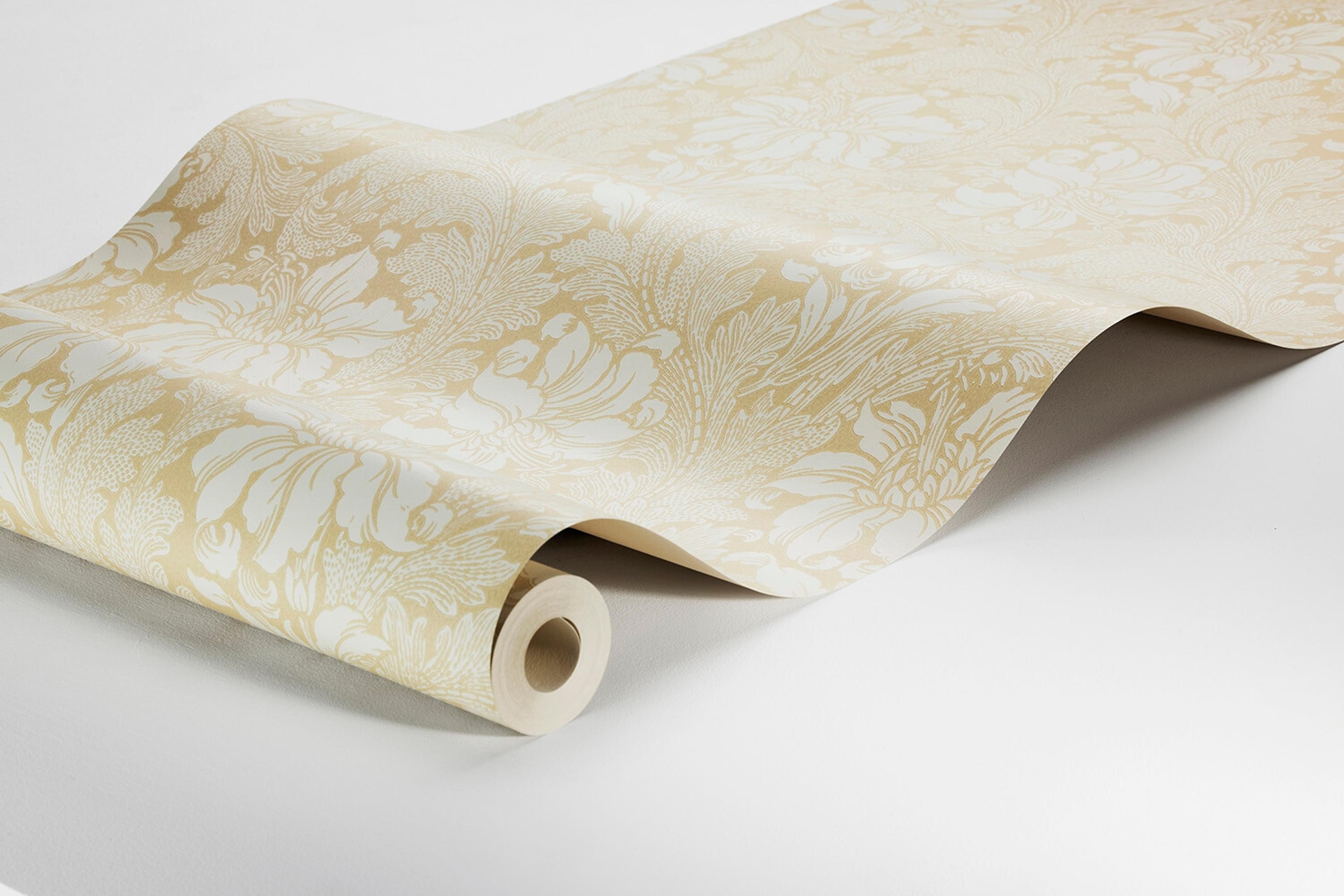Acanthus storblommig, ljusbeige/gul tapet med blommigt mönster i gul. Från kollektionen Vårt Arkiv. Nonwoven-material med rak passning.