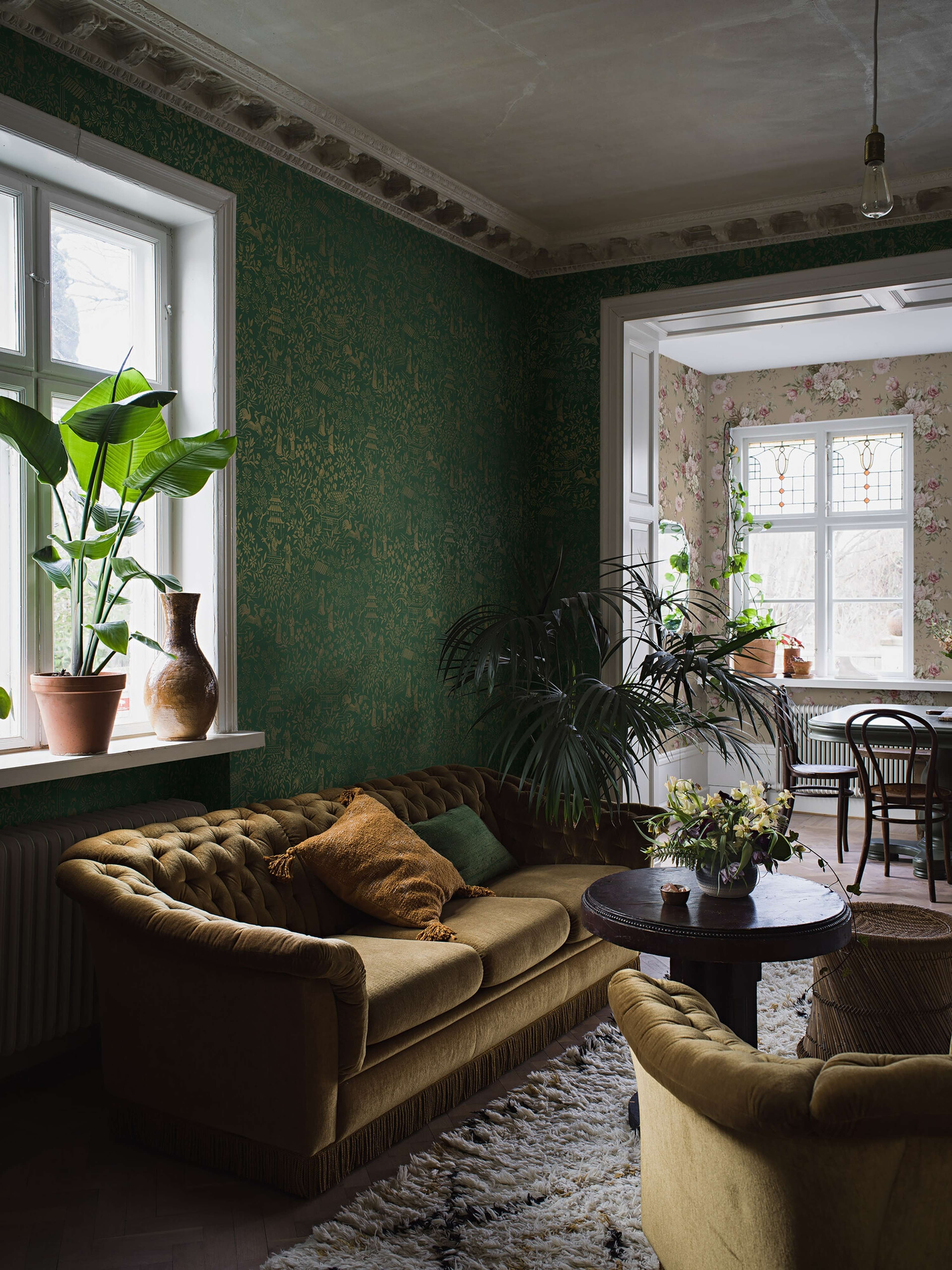 Oriental Garden tapet tapet med botaniskt mönster i grön. Från kollektionen Dreamy Escape. Nonwoven-material med förskjuten passning. Passar i vardagsrum och matsal.