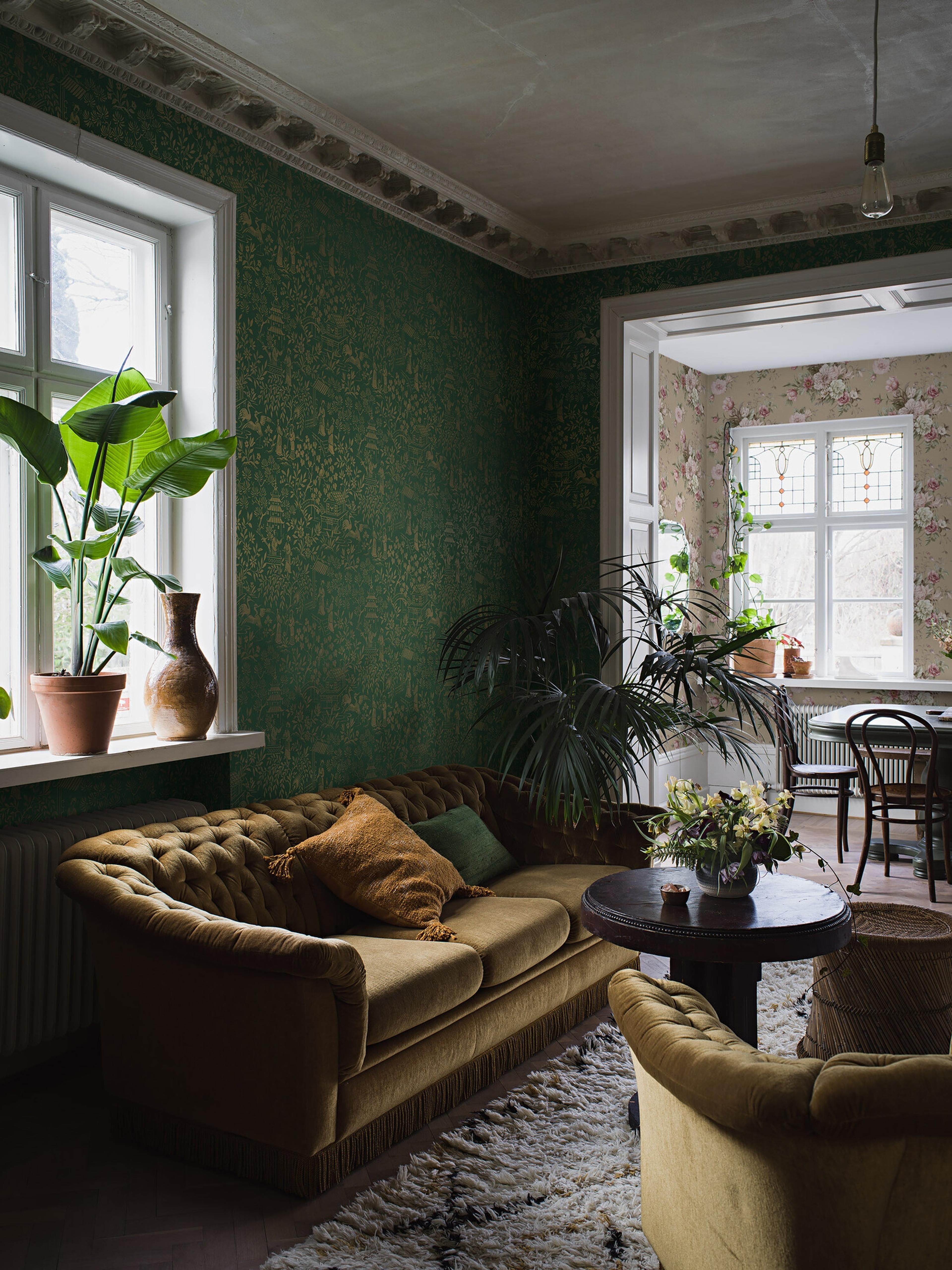 Oriental Garden tapet tapet med botaniskt mönster i grön. Från kollektionen Dreamy Escape. Nonwoven-material med förskjuten passning. Passar i vardagsrum och matsal.
