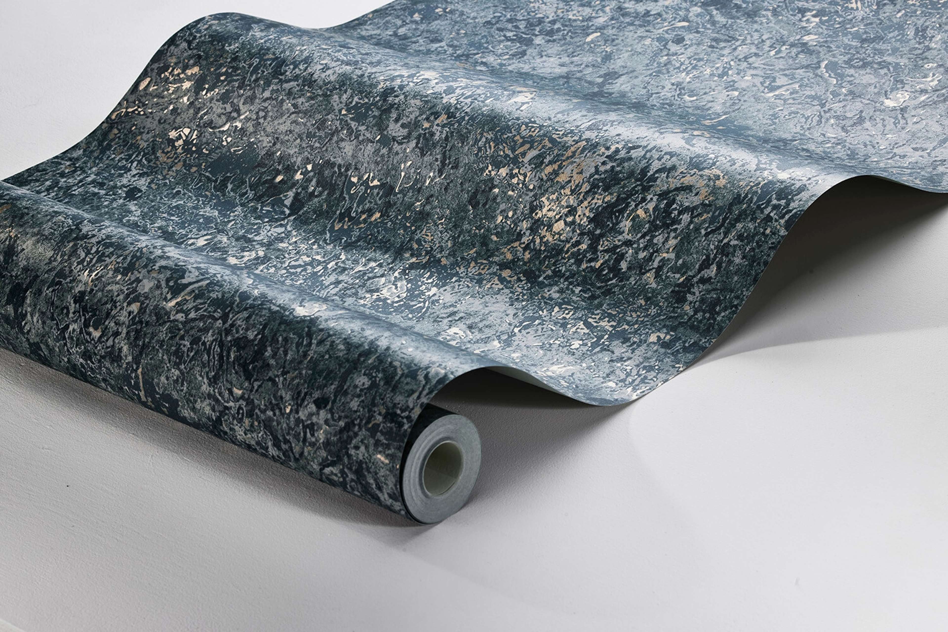 Travertine tapet med geometriskt mönster i grön. Från kollektionen Treasured. Nonwoven-material med förskjuten passning. Passar i kök, hall och arbetsrum.