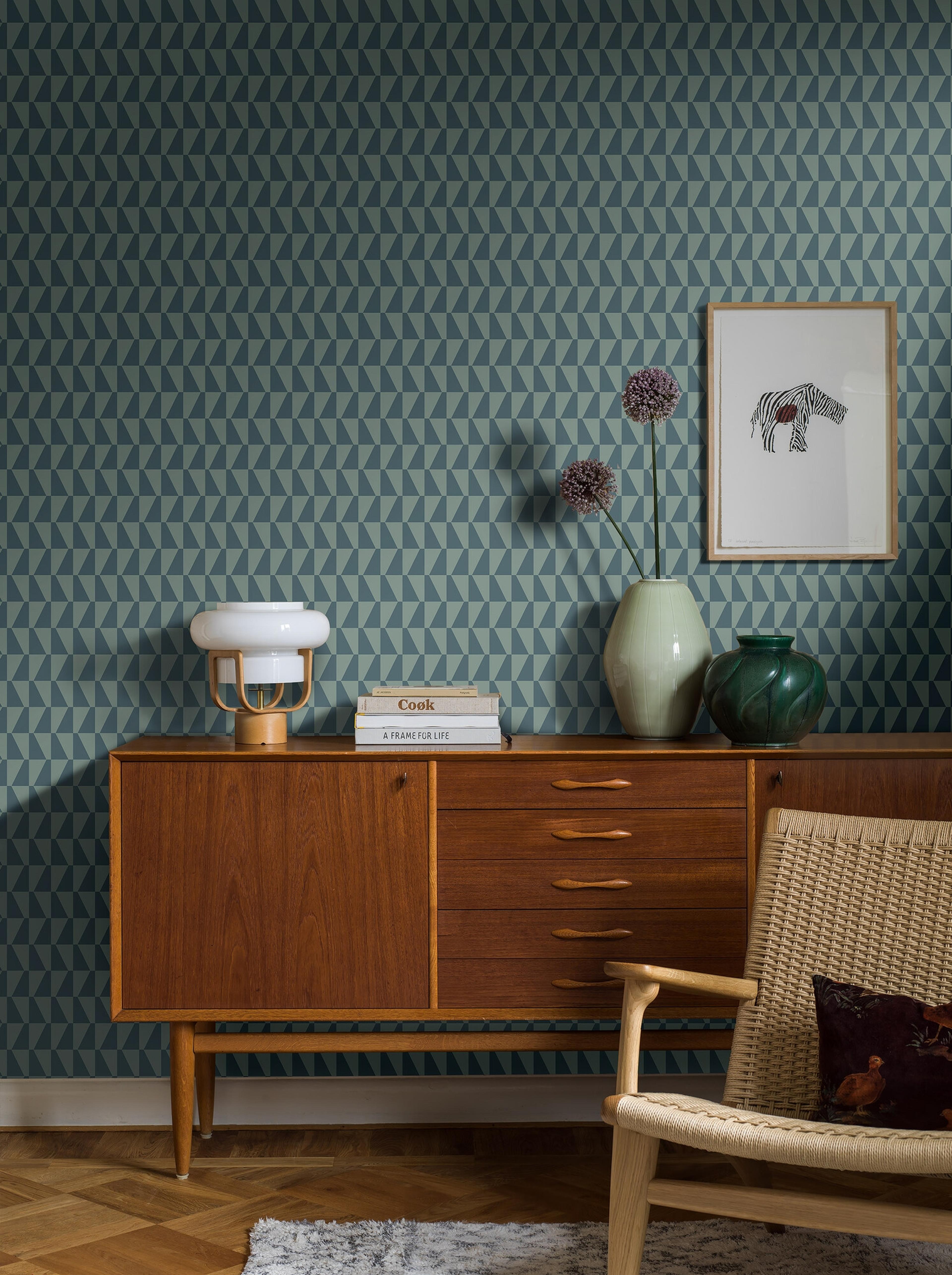 Arne Jacobsen Trapez tapet med grafiskt, retro mönster i blå. Från kollektionen Scandinavian Designers III. Nonwoven-material med rak passning.