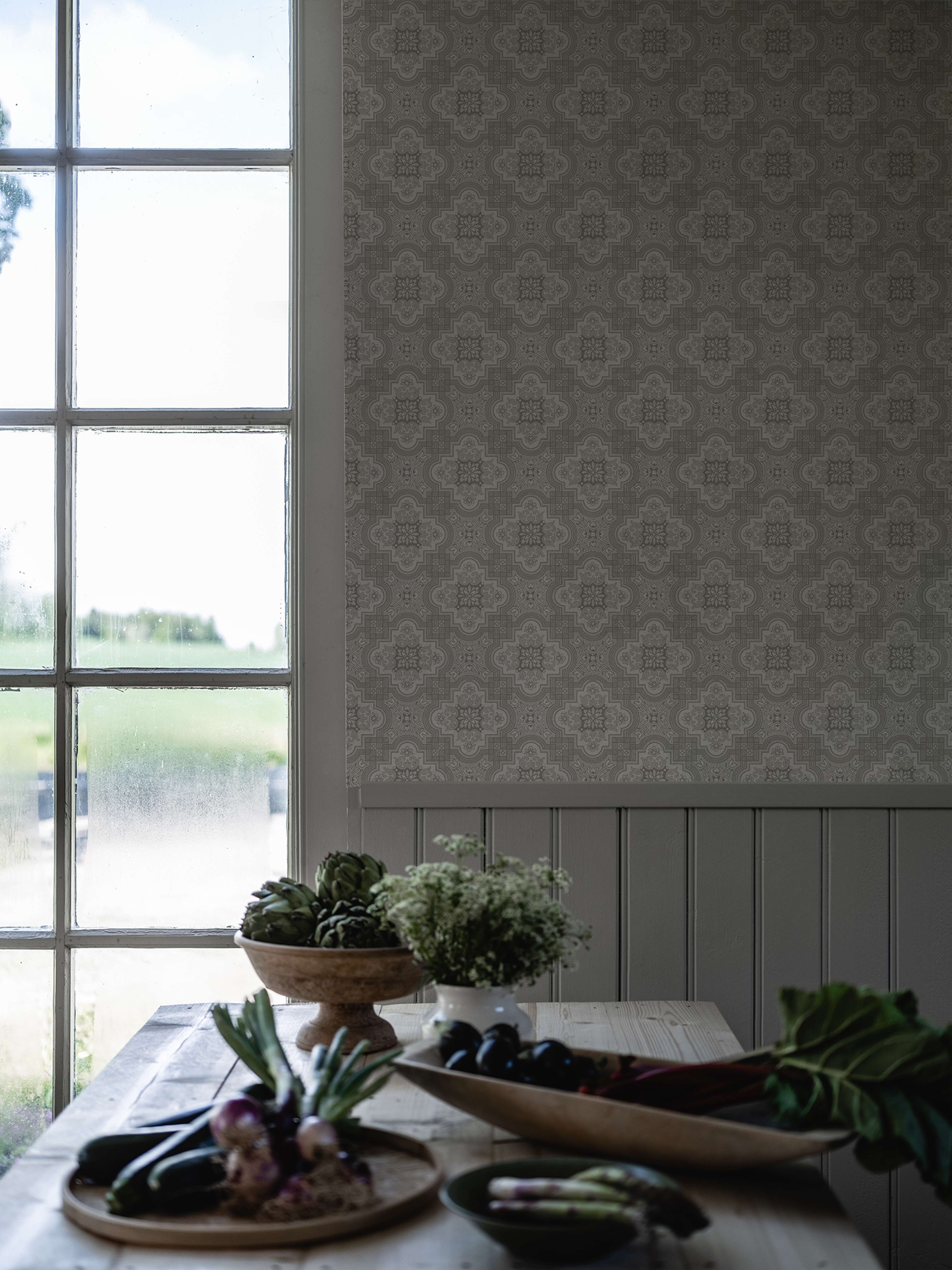 Alnön Ljusgrå tapet med geometriskt mönster i grå. Från kollektionen Gammalsvenska klassiker 1850–1950. Nonwoven-material med rak passning. Passar i vardagsrum och matsal.