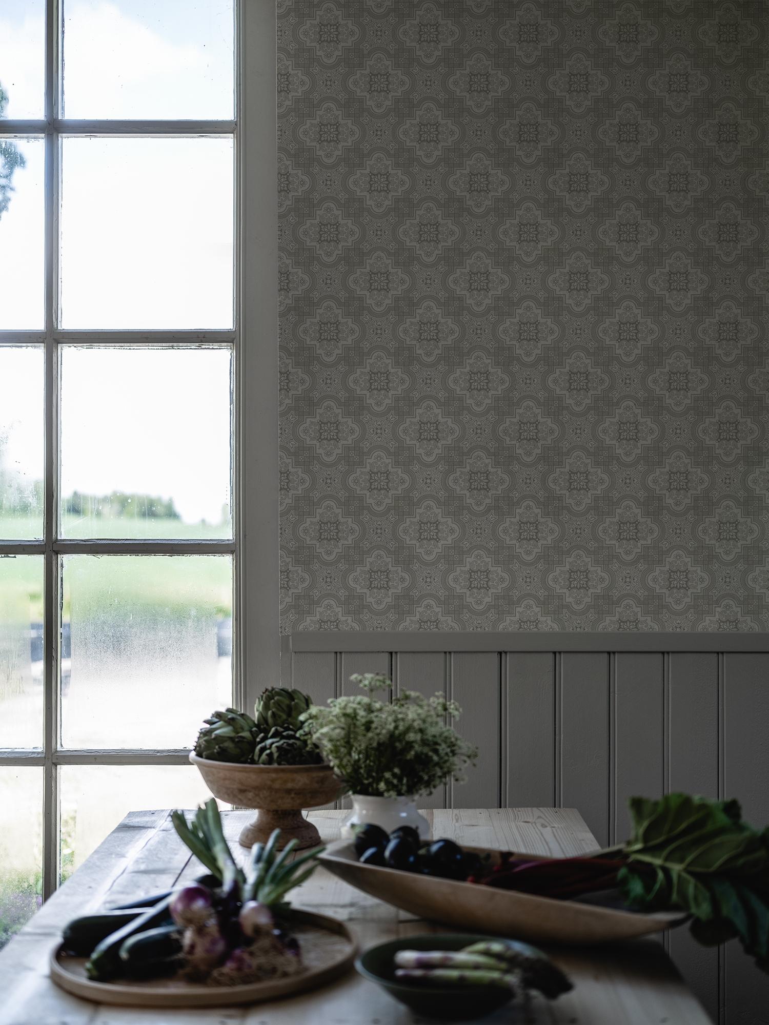 Alnön Ljusgrå tapet med geometriskt mönster i grå. Från kollektionen Gammalsvenska klassiker 1850–1950. Nonwoven-material med rak passning. Passar i vardagsrum och matsal.