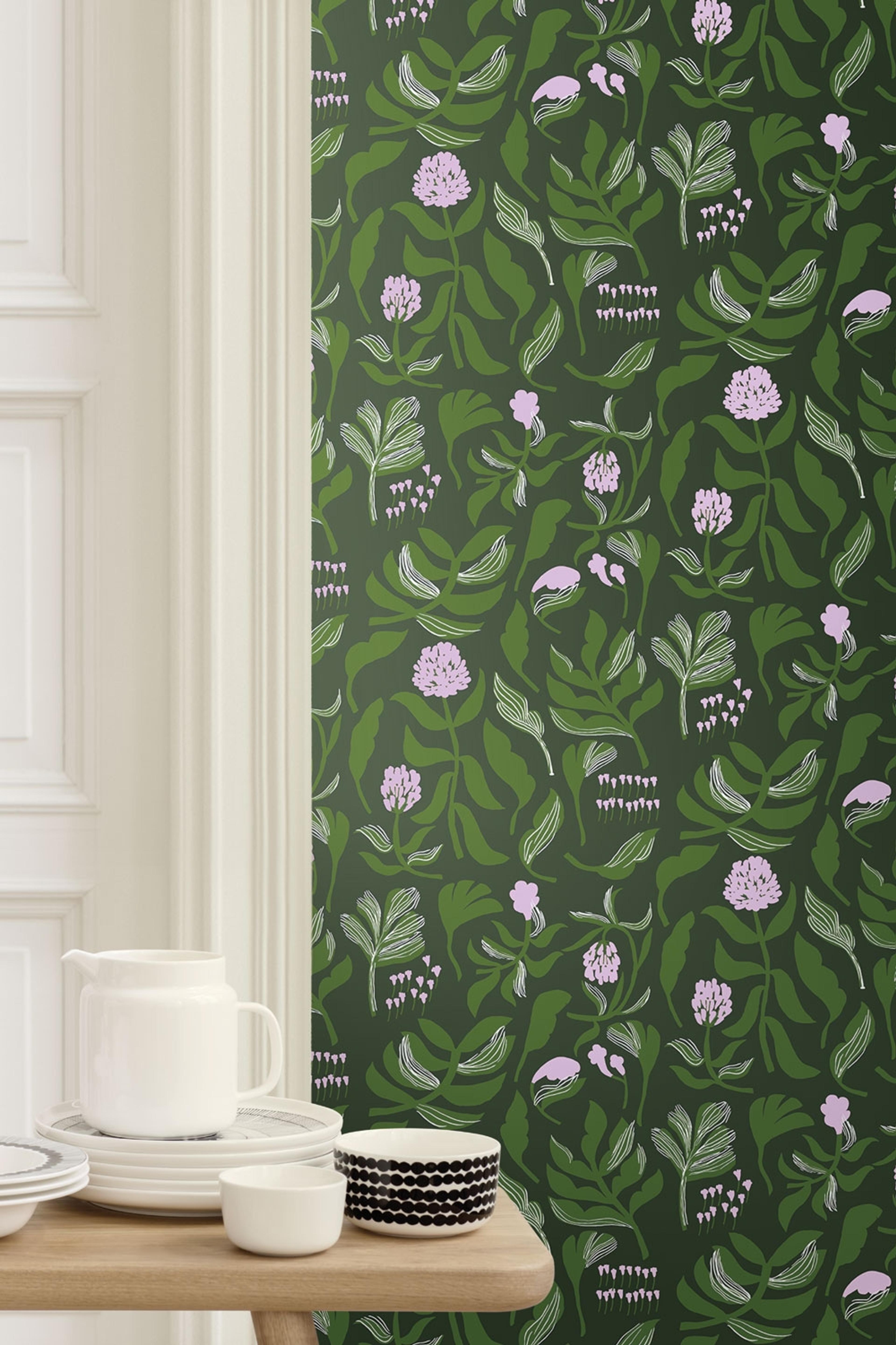 Kasvio tapet med blommigt mönster i svart. Från kollektionen Marimekko 6. Nonwoven-material med förskjuten passning.