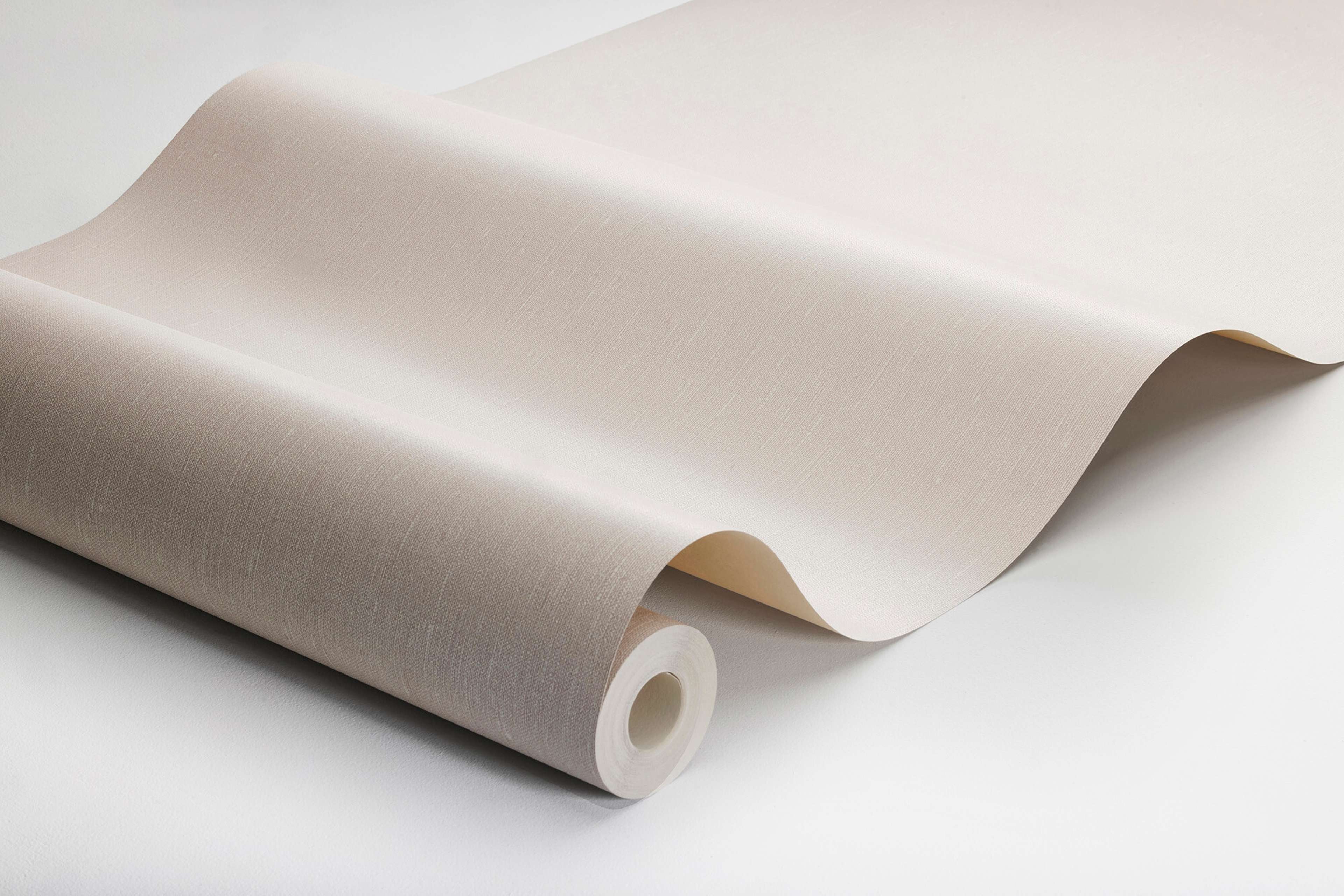 Soft Blush tapet med enfargat, textilimitation mönster i rosa. Från kollektionen Linen. Nonwoven-material. Passar i vardagsrum och matsal.
