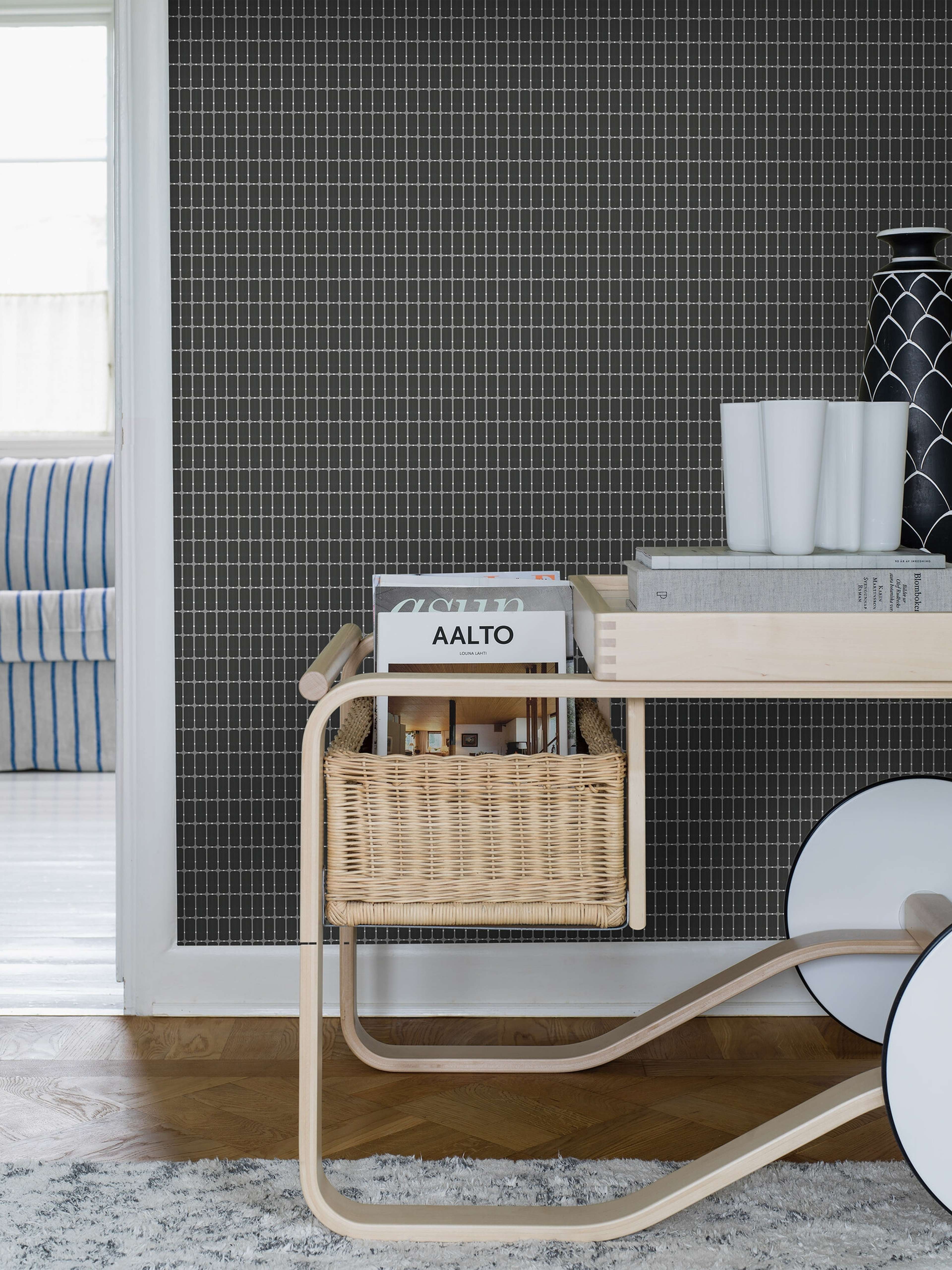 Alvar Aalto M.I.T tapet med rutigt, retro mönster i svart. Från kollektionen Scandinavian Designers III. Nonwoven-material med rak passning.