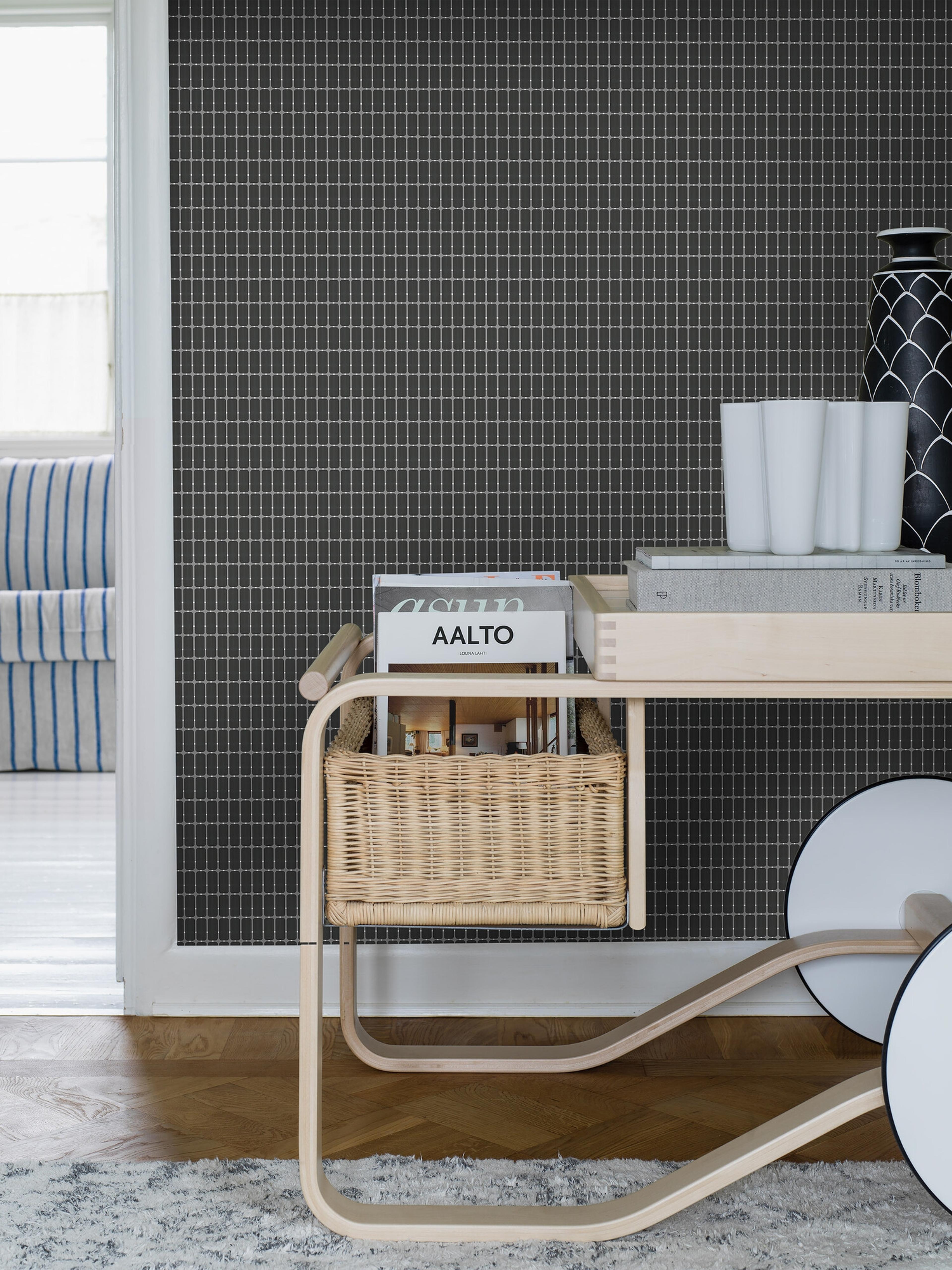 Alvar Aalto M.I.T tapet med rutigt, retro mönster i svart. Från kollektionen Scandinavian Designers III. Nonwoven-material med rak passning.
