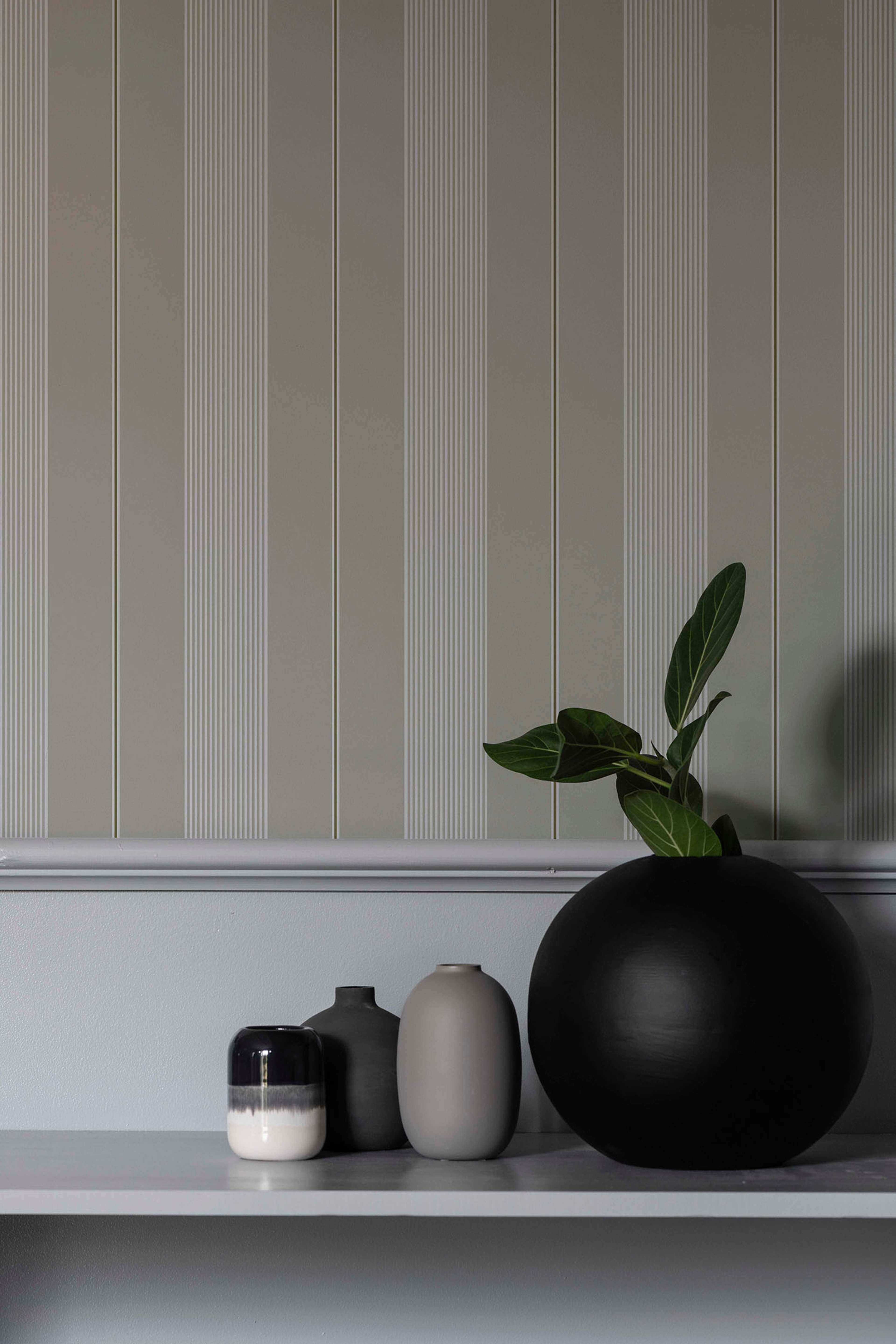 Axel, Beige tapet med randigt mönster i beige. Från kollektionen enfargadochrandig. Nonwoven-material med ingen mönsterpassning.