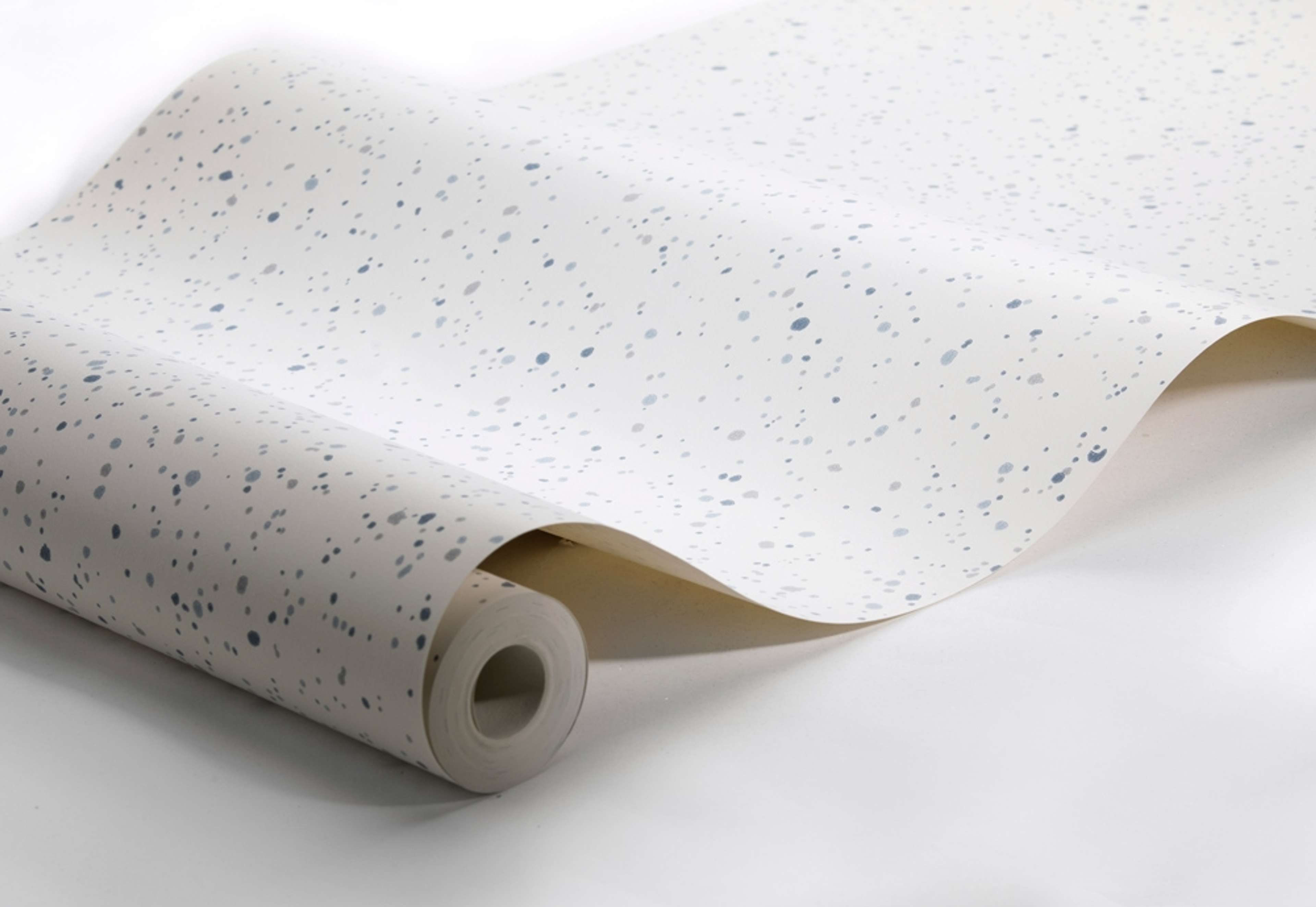 Johan tapet från Boråstapeter med prickigt mönster i vit och blå. Från kollektionen anno. Nonwoven-material med rak passning. Passar i sovrum och matsal.