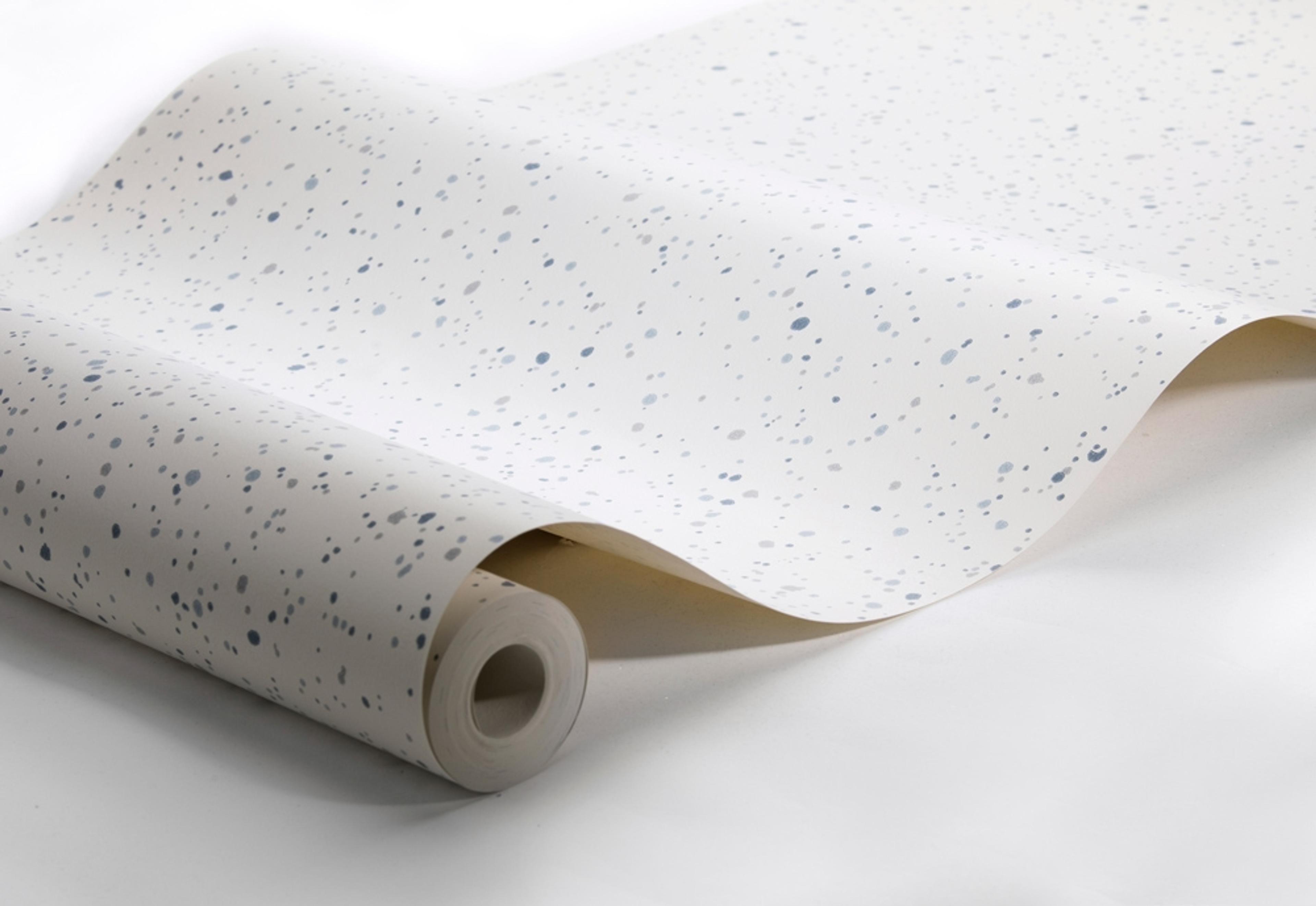 Johan tapet från Boråstapeter med prickigt mönster i vit och blå. Från kollektionen anno. Nonwoven-material med rak passning. Passar i sovrum och matsal.